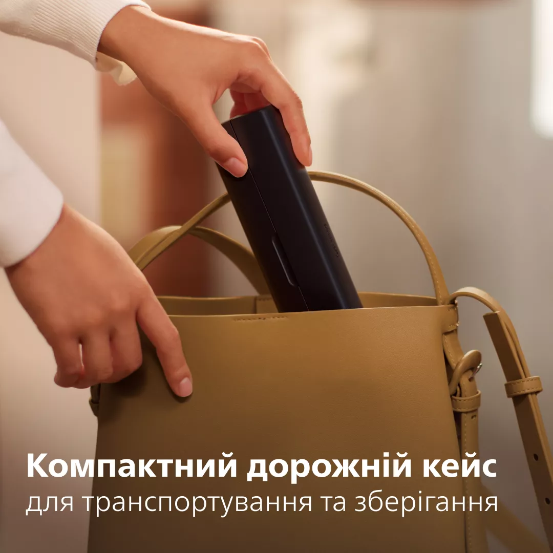 Person legt ein schwarzes Etui in eine braune Handtasche.