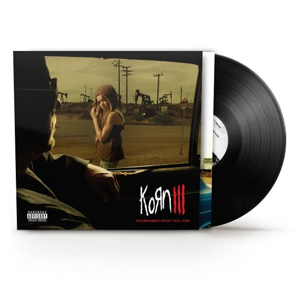 Disque vinyle avec la pochette de Korn III montrant une fille dans un paysage aride vu d'une voiture.