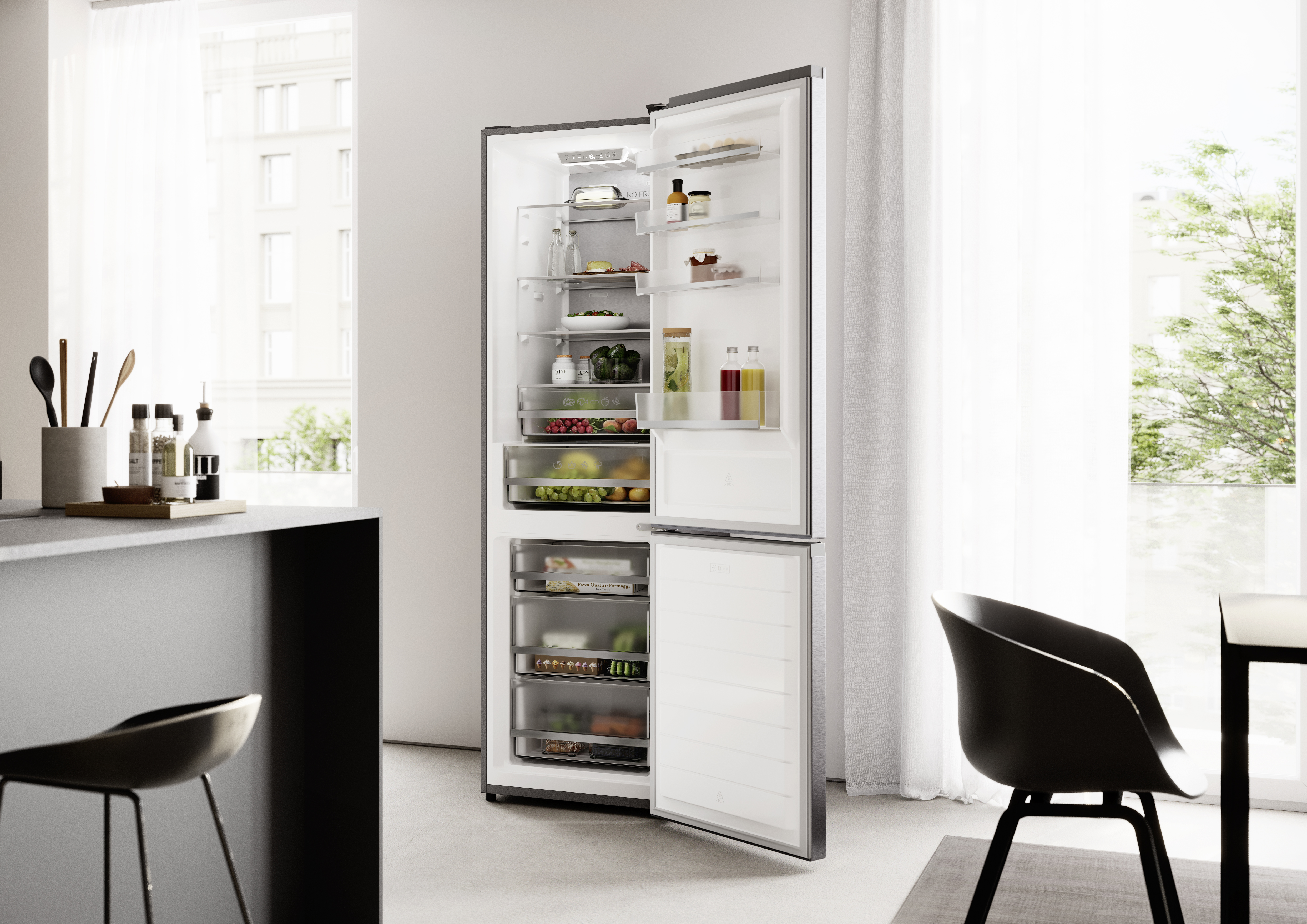 Frigorífico de acero inoxidable abierto con comida, en una cocina luminosa con comedor.