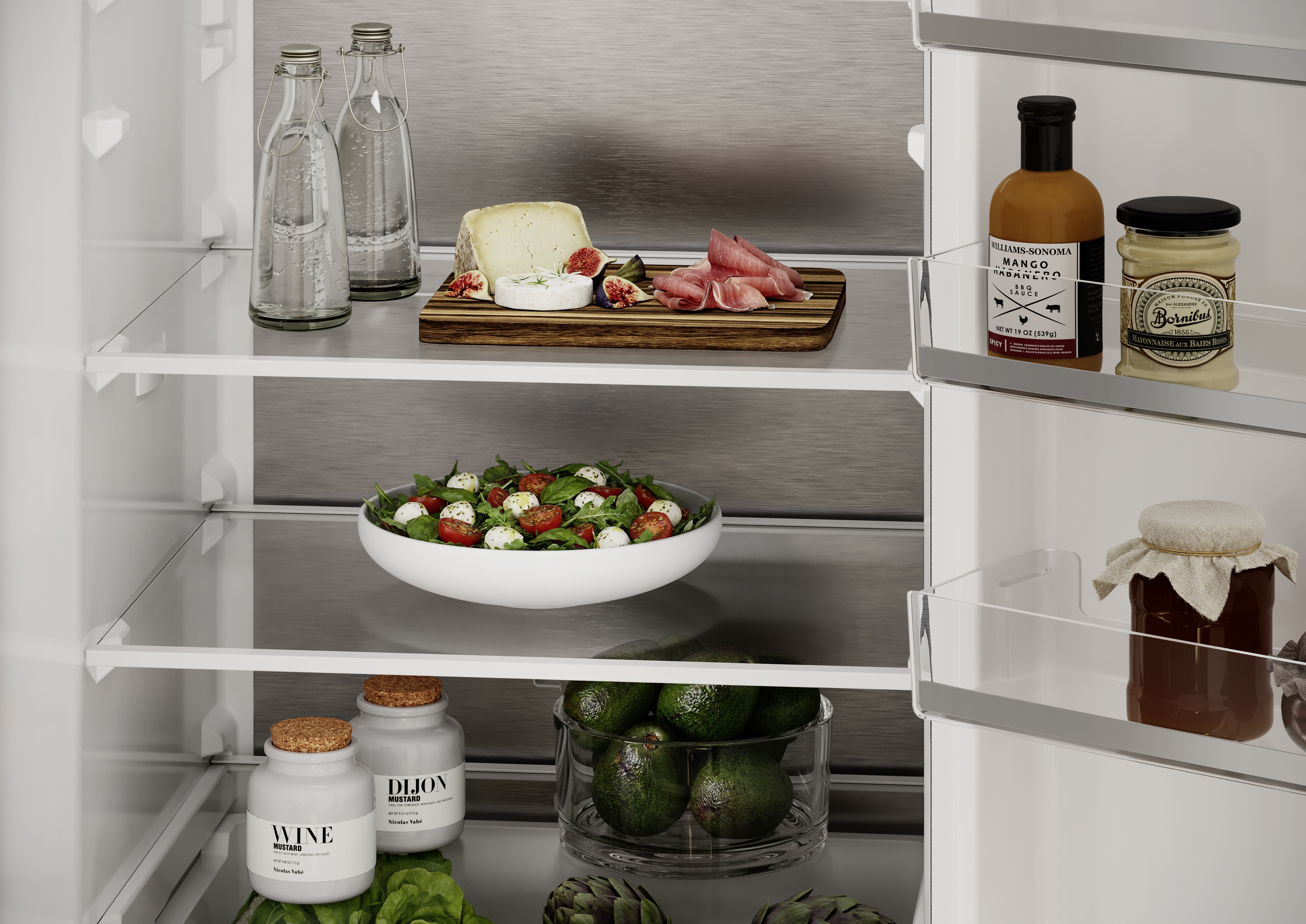 Un refrigerador abierto con queso, embutidos, ensalada fresca, aguacates, botellas y tarros.