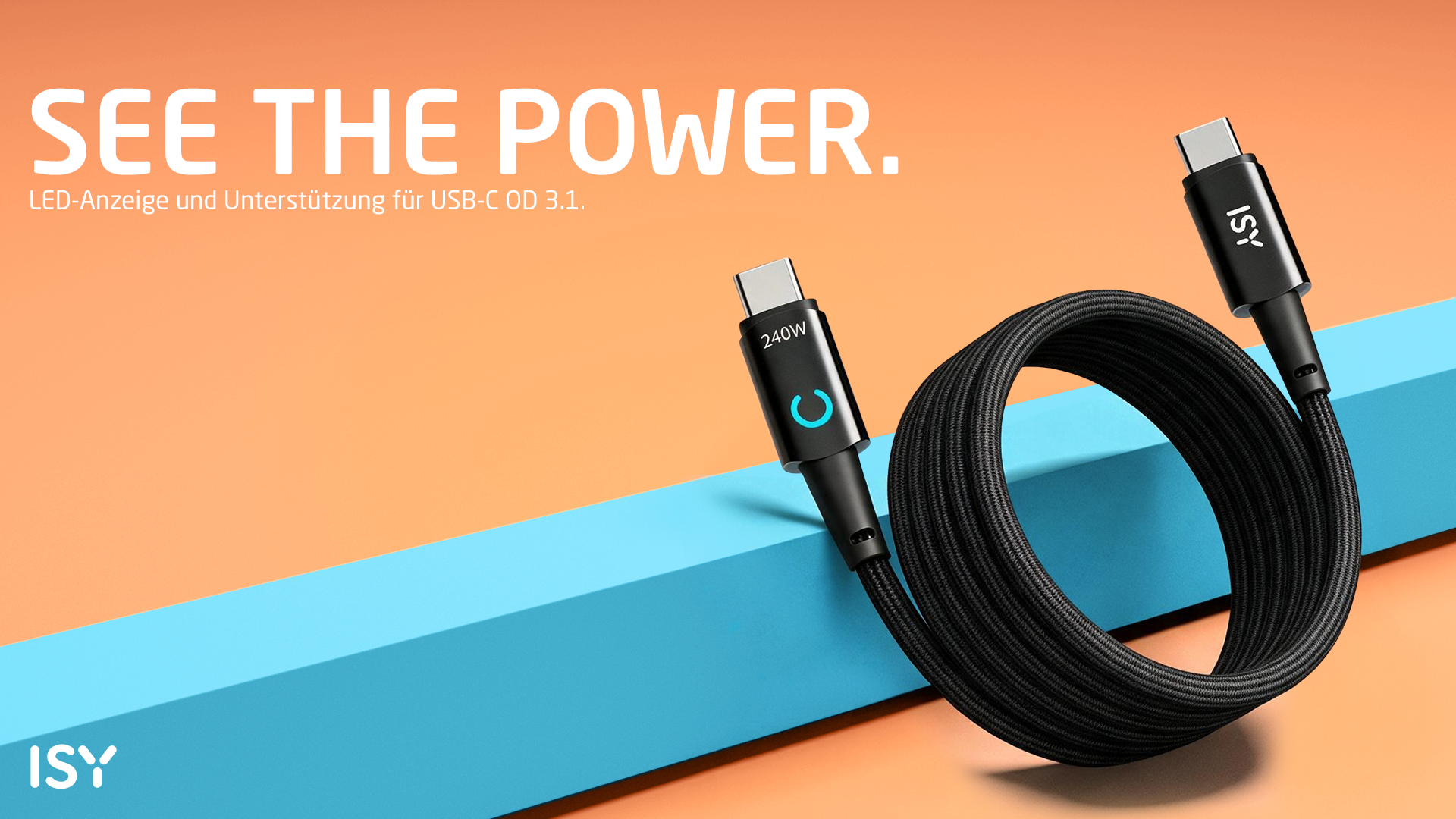 Ein schwarzes USB-C-Kabel mit Leuchtanzeige und 240W-Aufschrift liegt auf einem blauen Block vor orangefarbenem Hintergrund.