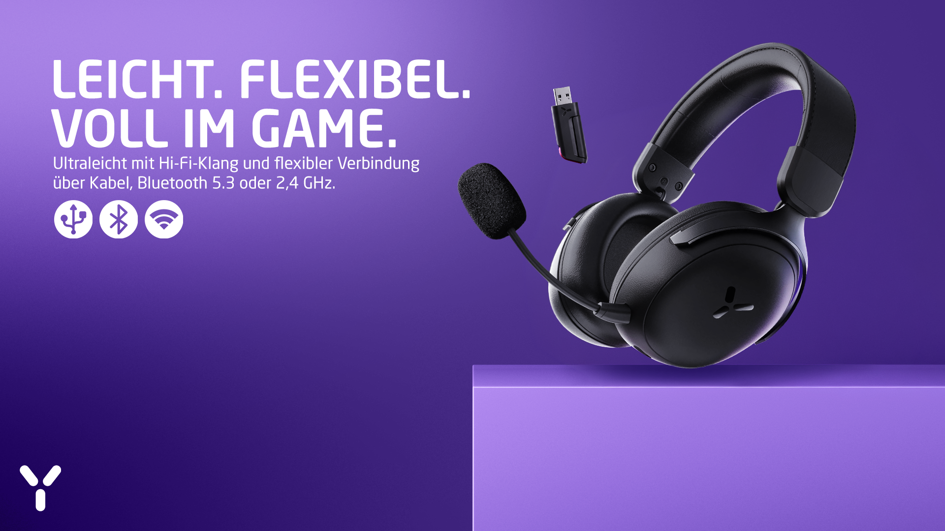 Schwarzes Gaming-Headset mit Mikrofon und USB-Stick vor lila Hintergrund, begleitet von deutschem Werbetext.