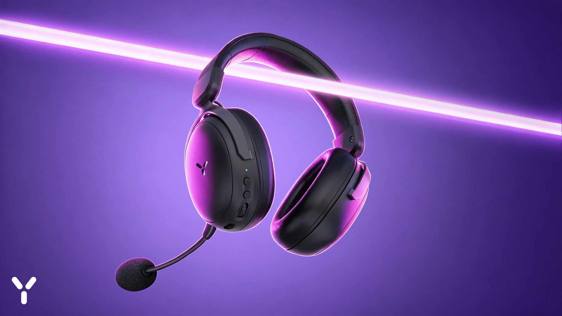 Schwarzes Gaming-Headset mit Mikrofon hängt vor violettem Hintergrund unter einer leuchtenden Neonröhre.