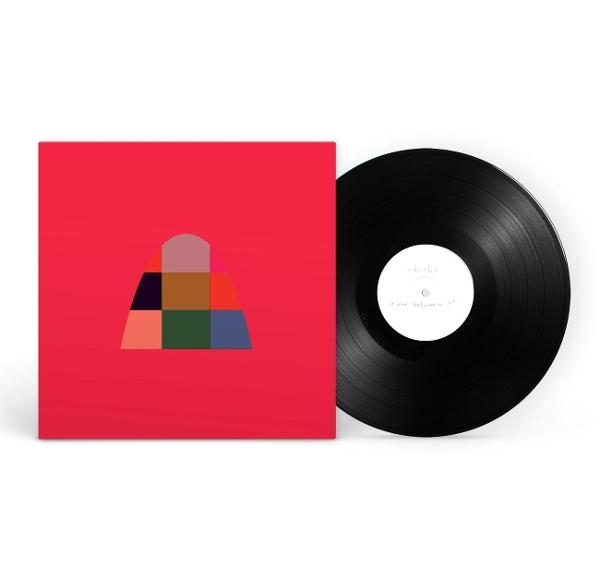 Eine rote Schallplattenhülle mit buntem Pixel-Berg und eine schwarze Schallplatte.