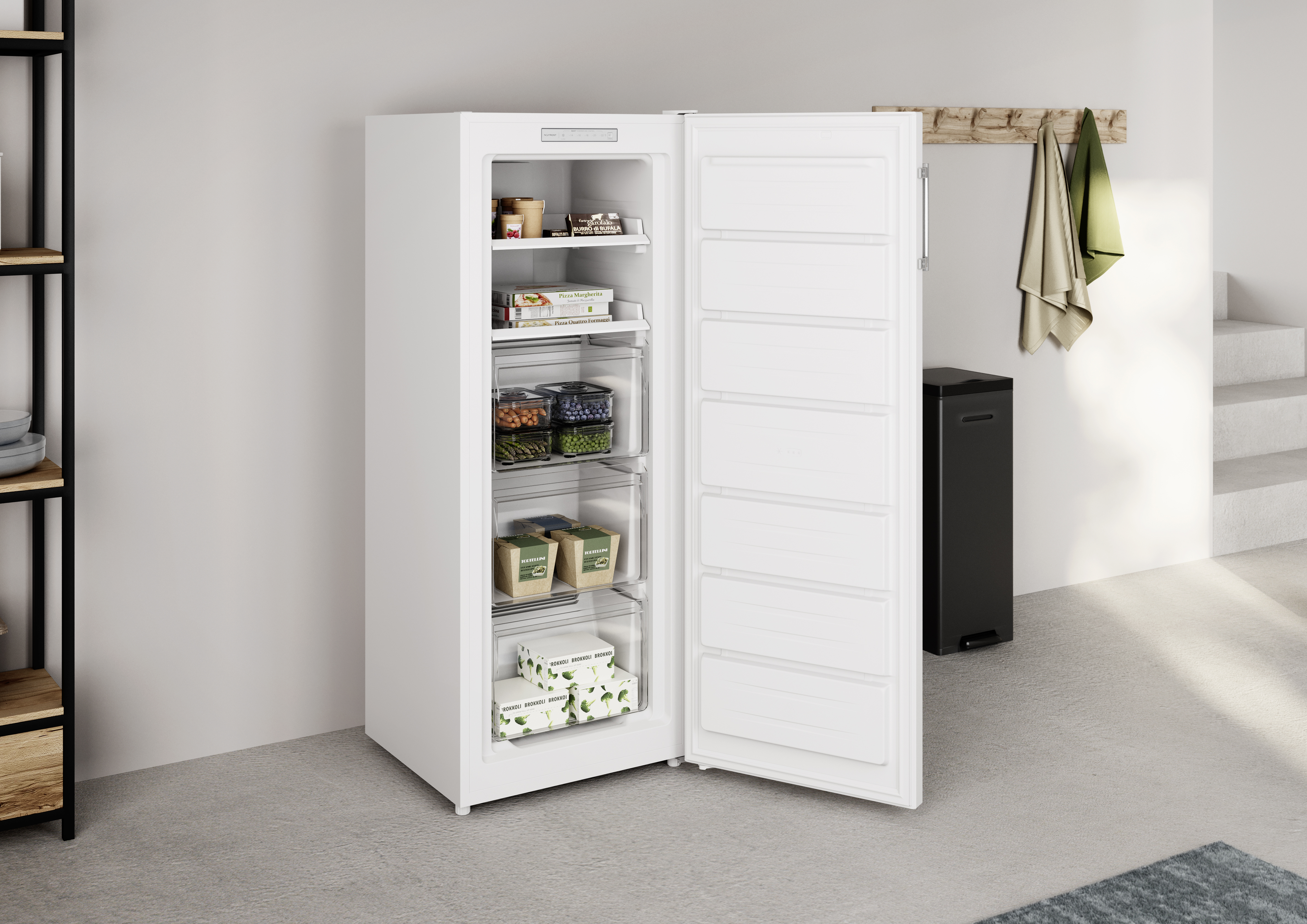 Un congelador vertical blanco con la puerta abierta se encuentra en una habitación moderna, con comida organizada.