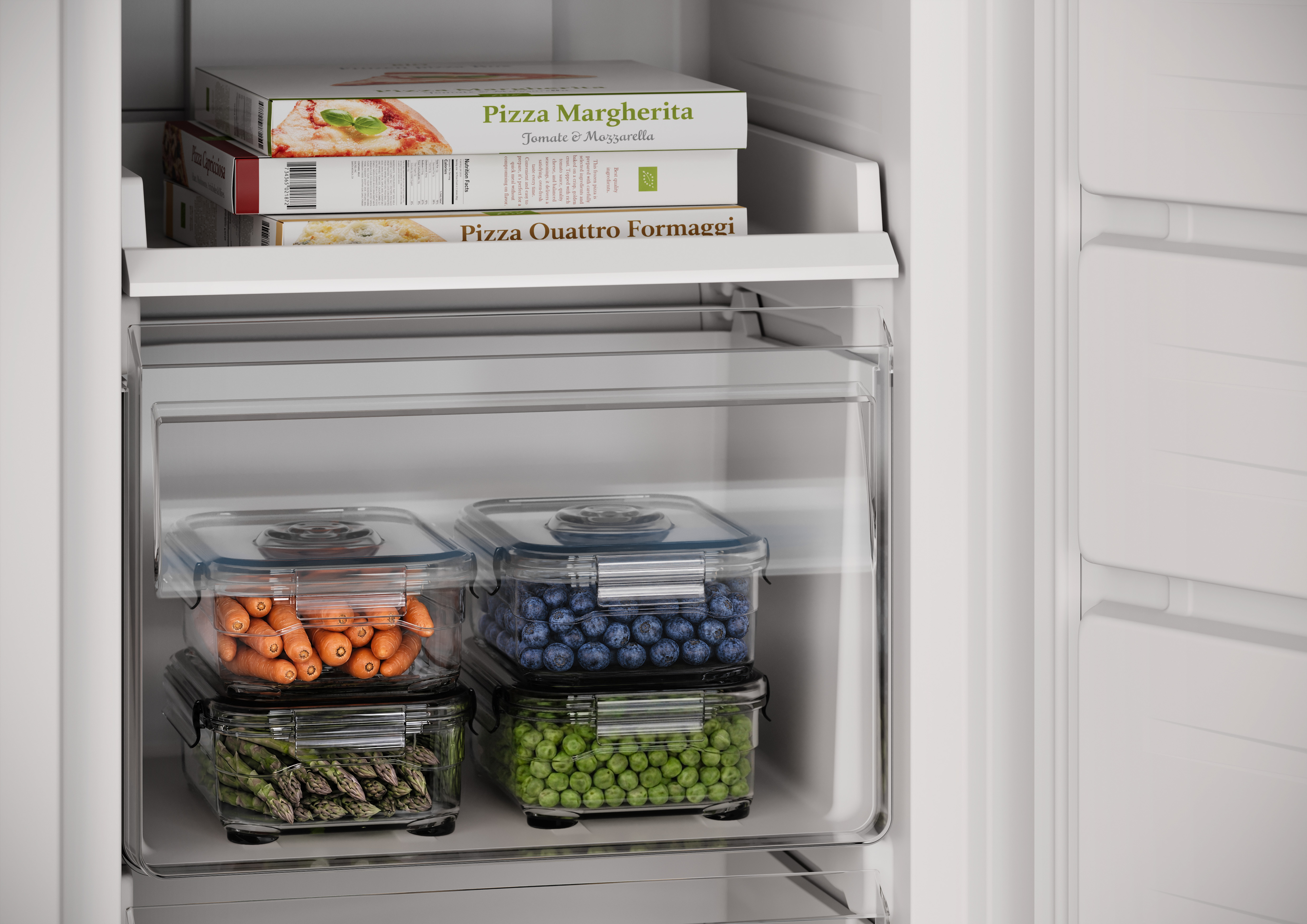 Un refrigerador blanco con pizzas congeladas arriba y cuatro recipientes con verduras y bayas abajo.