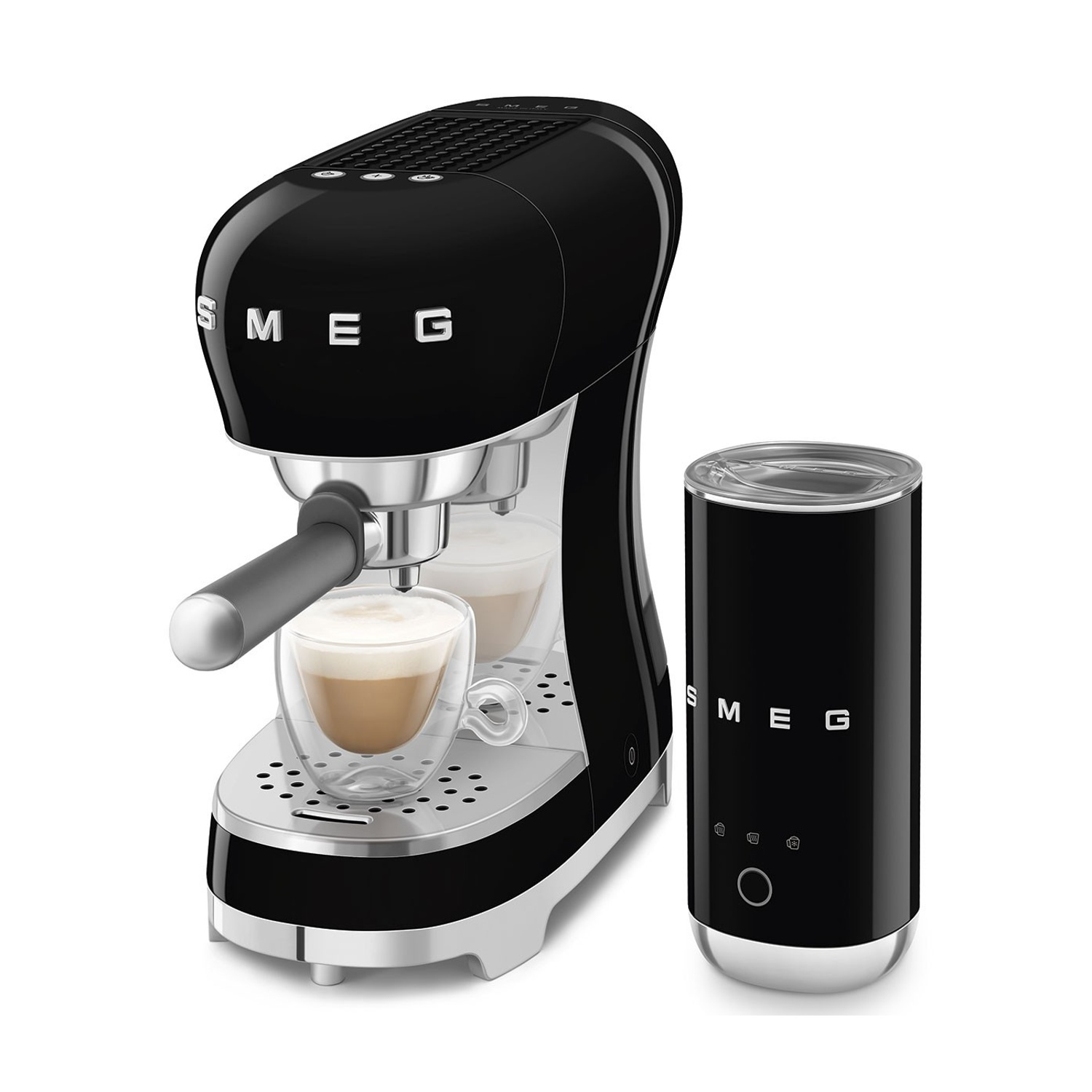 Macchina da caffè espresso Smeg nera con montalatte e bicchieri su sfondo bianco.