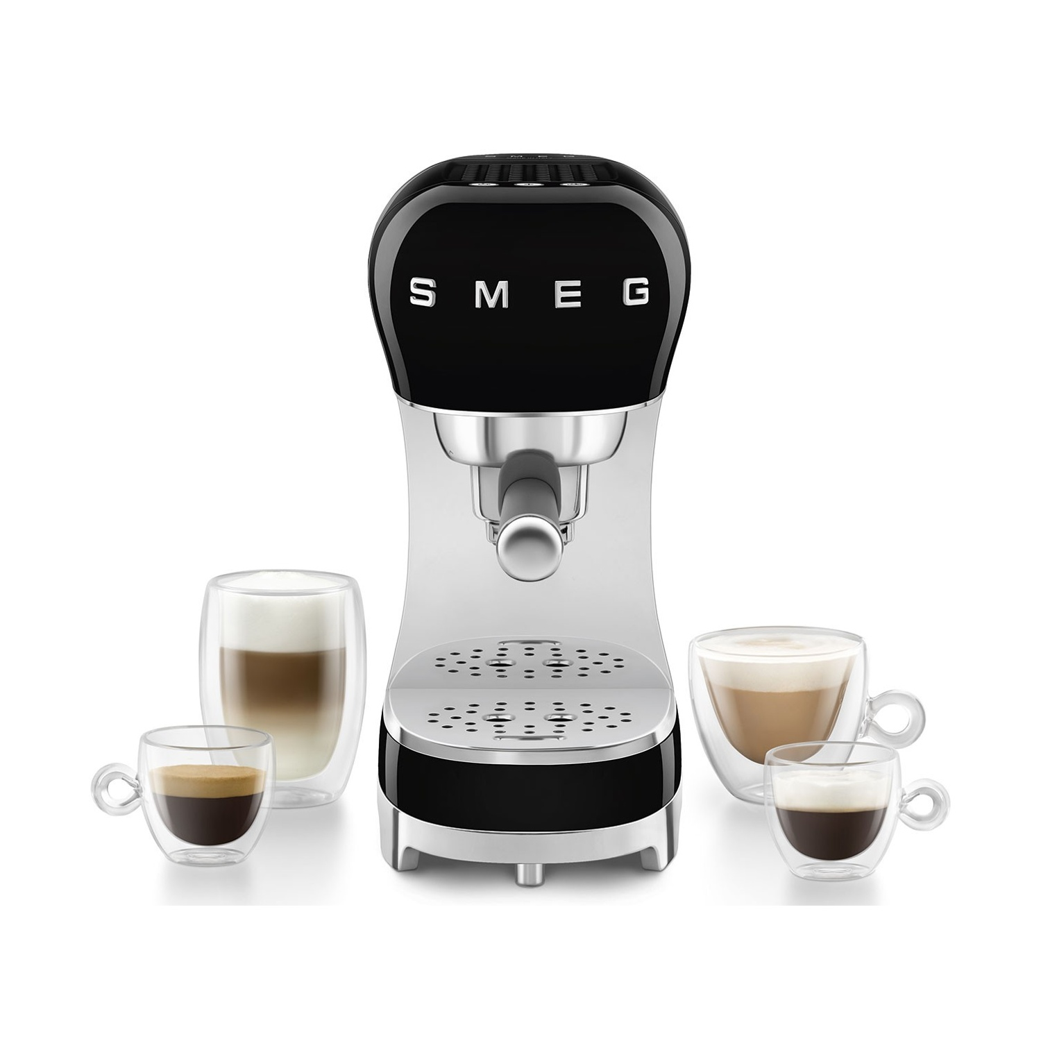 Una macchina da caffè Smeg nera e argento è circondata da quattro tazze di vetro con caffè su sfondo bianco.