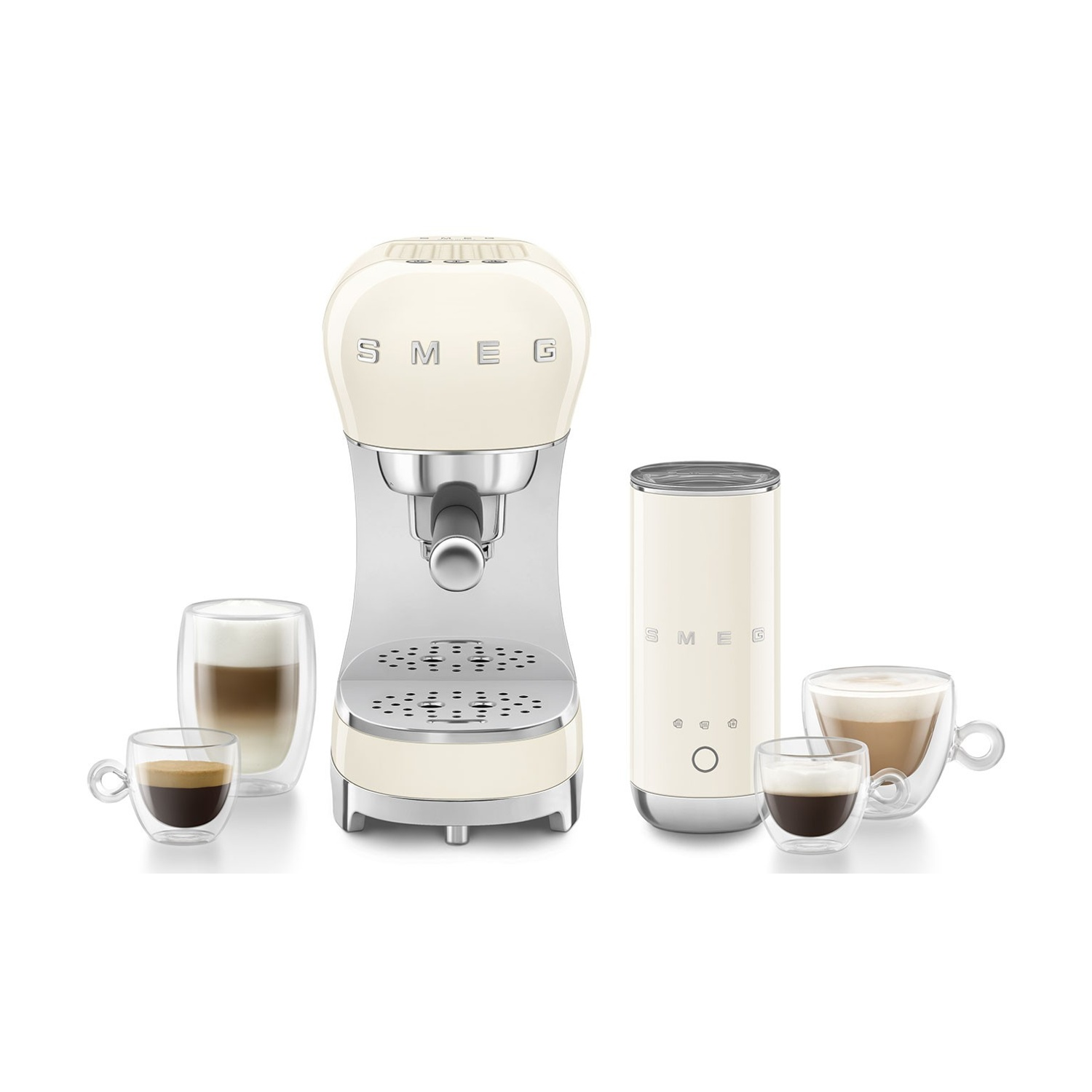 Macchina da caffè e montalatte Smeg beige con quattro tazze di vetro di caffè su sfondo bianco.