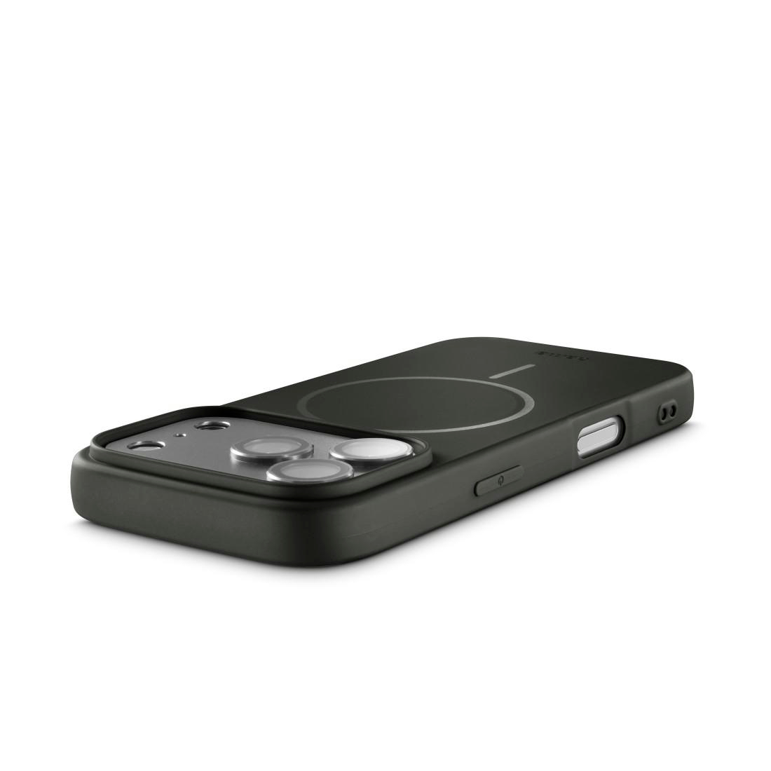 Schwarze Smartphone-Hülle mit MagSafe-Kreis auf der Rückseite, Kameraaussparung und Knöpfen auf weißem Hintergrund.