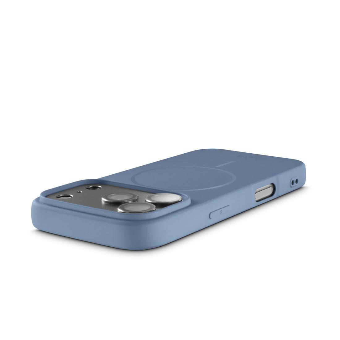 Ein blaues Smartphone-Cover mit integriertem runden MagSafe-Ring liegt auf einer weißen Oberfläche.