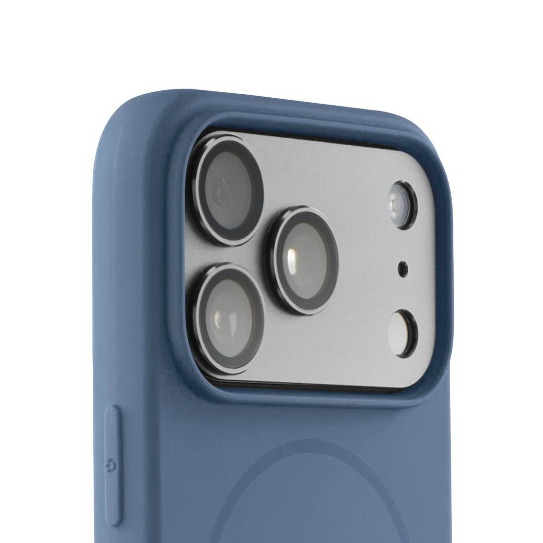 Nahaufnahme einer blauen Silikon-Handyhülle auf einem Smartphone mit Fokus auf die dreifache Kamera auf weißem Hintergrund.