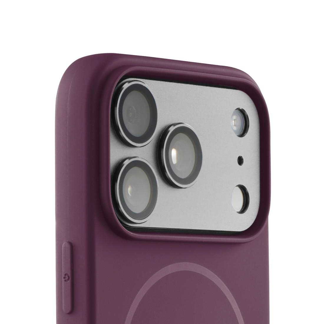 Nahaufnahme der violetten Smartphone-Hülle mit dreifacher Kameralinse auf weißem Hintergrund.