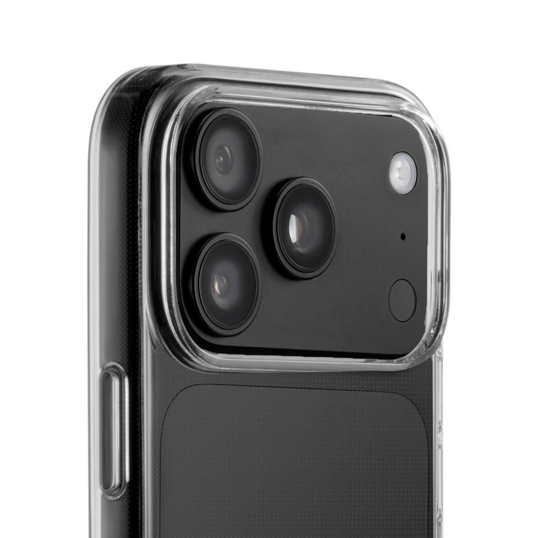 Rückseite eines Smartphones in einer transparenten Schutzhülle mit drei Kameralinsen.