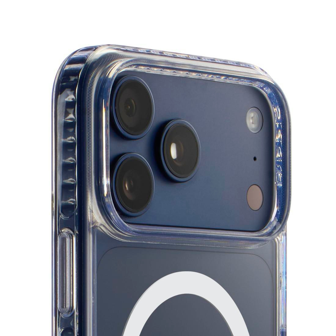 Nahaufnahme eines blauen Smartphones mit transparenter Schutzhülle, Dreifachkamera und MagSafe-Ring.