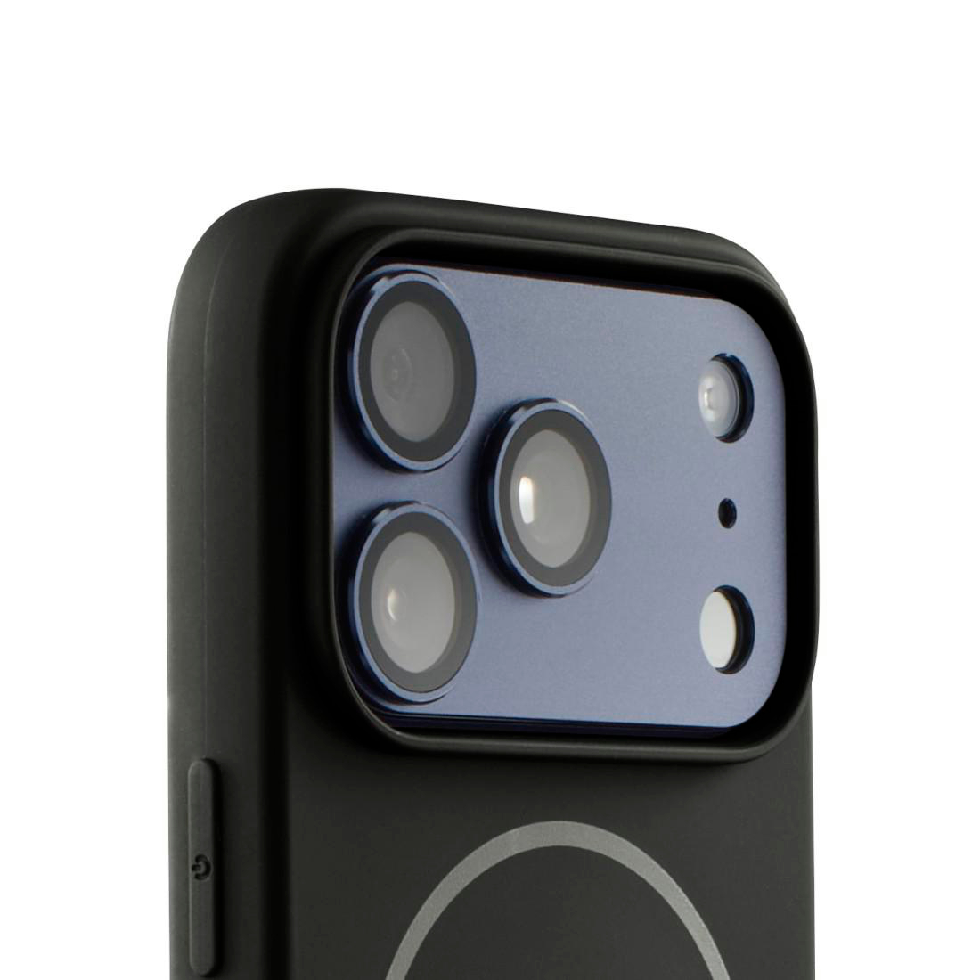 Rückseite eines blauen Smartphones in einer schwarzen Hülle mit Dreifachkamera und MagSafe-Ring.