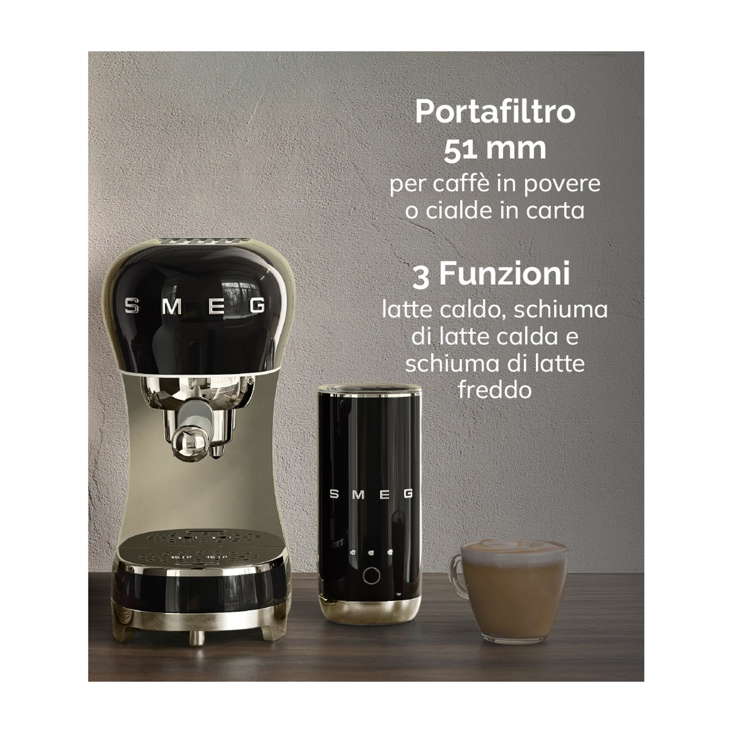 Una macchina da caffè Smeg nera e oro, montalatte e una tazza di cappuccino.