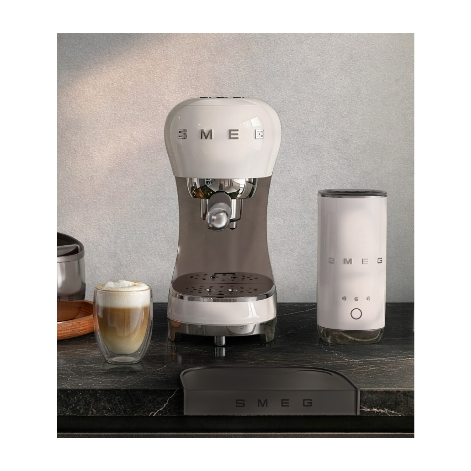 Macchina da caffè espresso bianca Smeg, montalatte e tazza di cappuccino su un piano di lavoro scuro.
