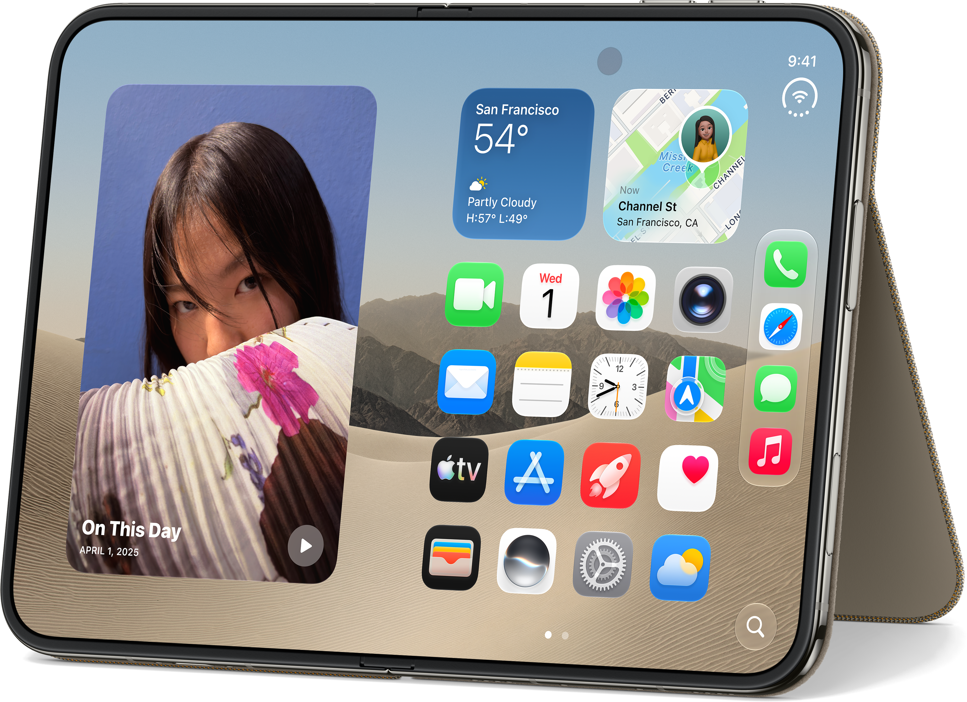 Une tablette sur support affiche un écran d'accueil avec des widgets météo, cartes et diverses icônes d'applications.