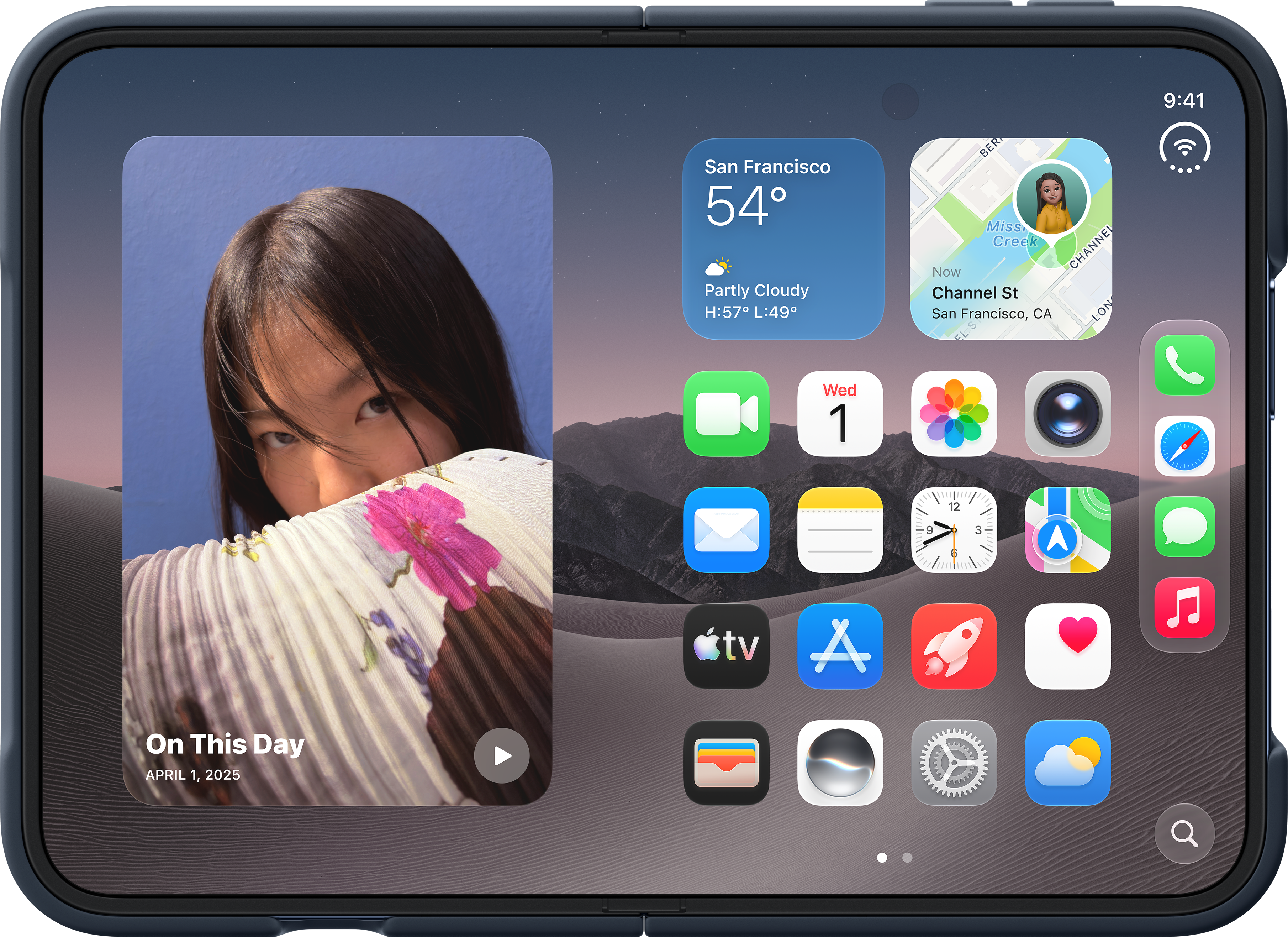 Écran d'accueil d'un appareil pliable affichant des widgets photo, météo, cartes et des icônes d'applications.