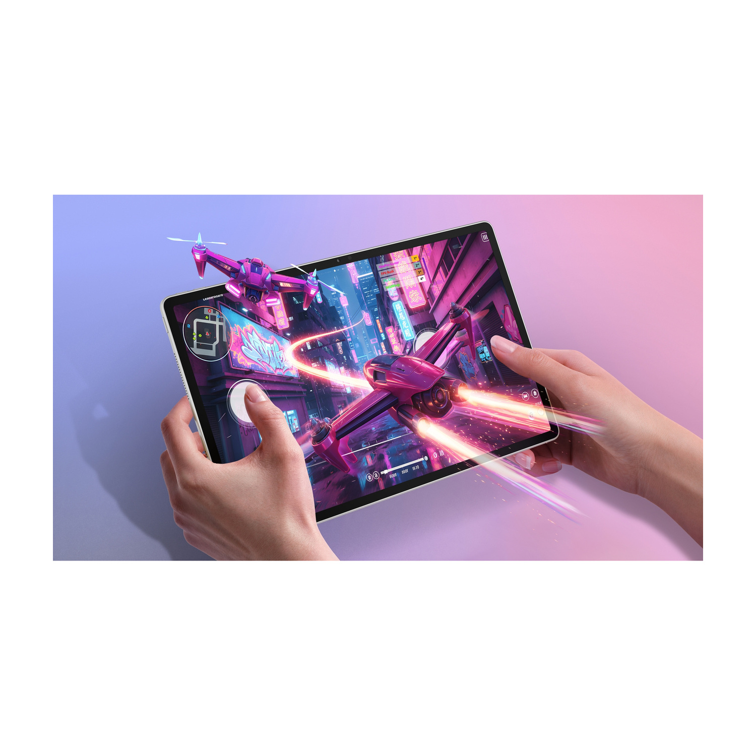 Una persona tiene un tablet con un gioco di droni al neon, con un drone che sembra fuoriuscire dallo schermo.