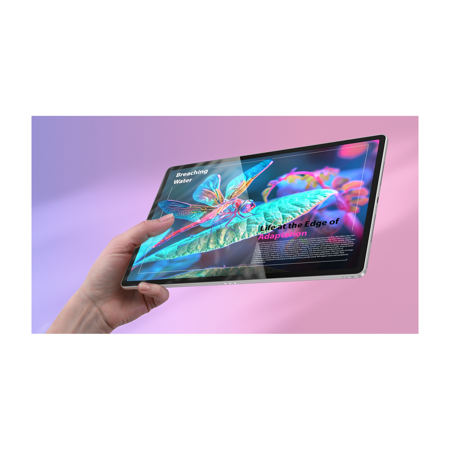 Una mano tiene un tablet che mostra una colorata libellula su una foglia con del testo, su sfondo viola e rosa.