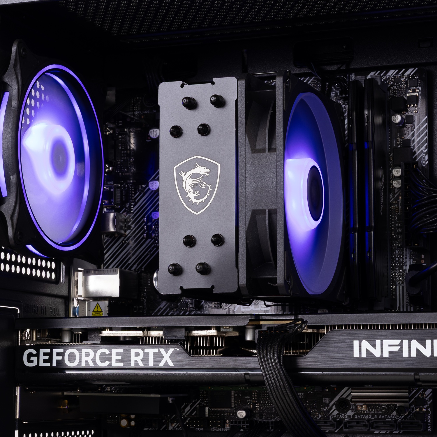 Binnenkant van een gaming-pc met MSI CPU-koeler met paars oplichtende ventilatoren en een GeForce RTX-videokaart.