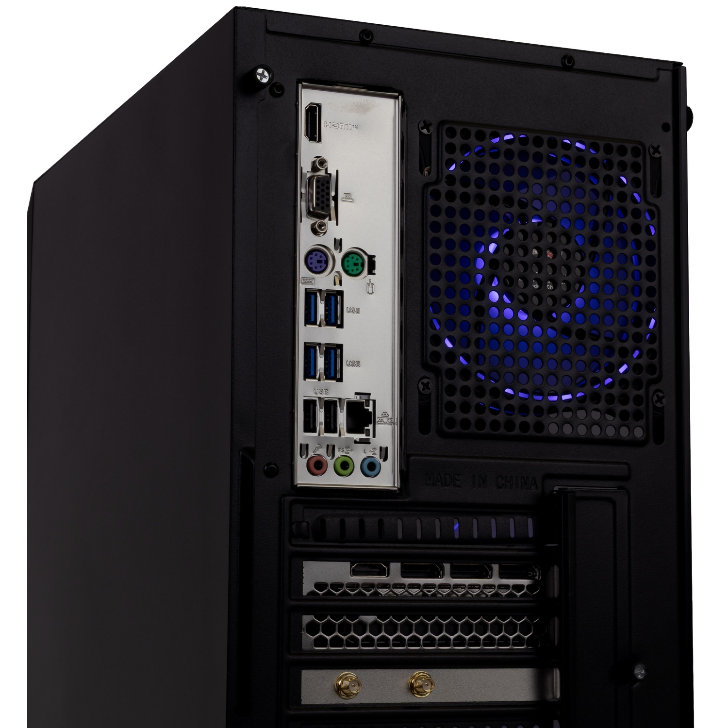 Het achterpaneel van een zwarte desktop-pc met I/O-poorten, een blauw oplichtende ventilator en uitbreidingsslots.