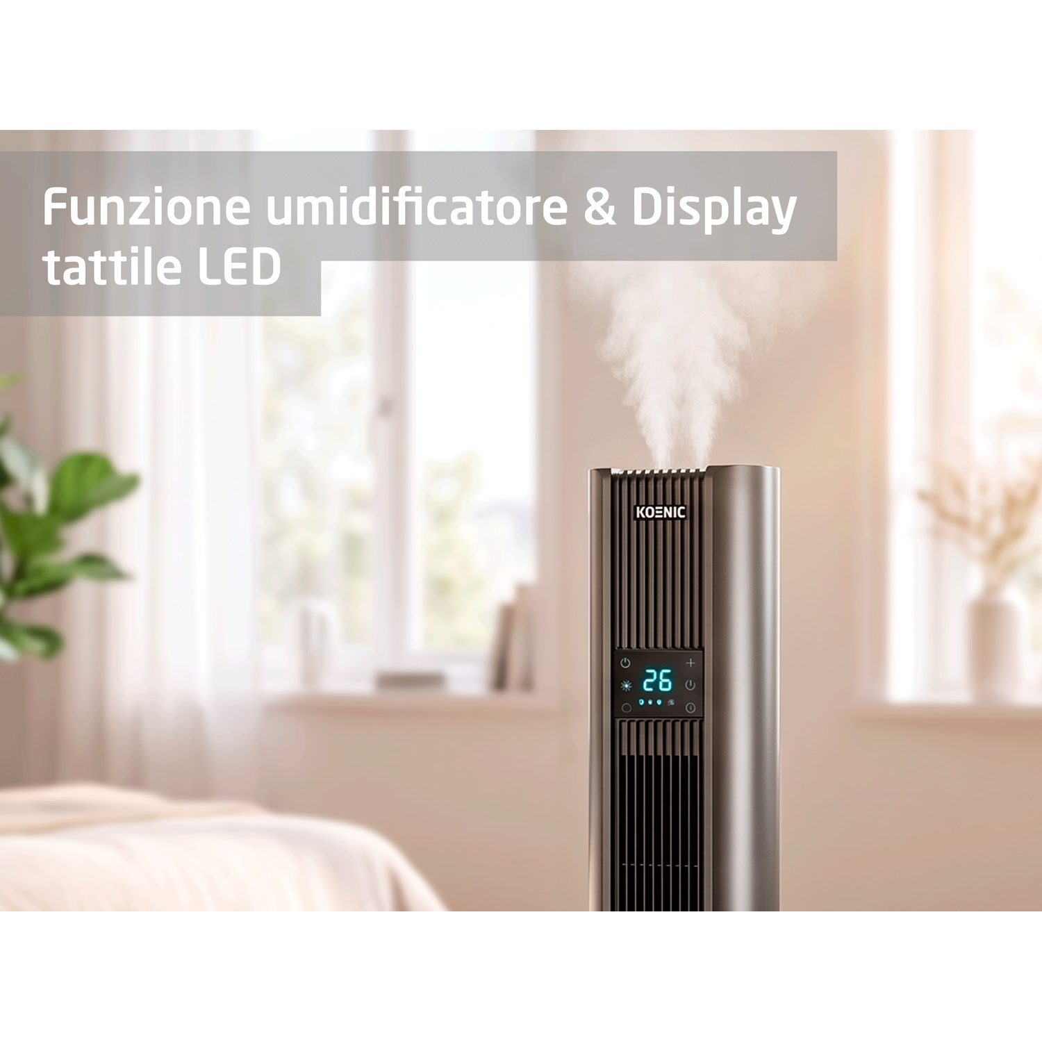 Un ventilatore a torre grigio con display LED e nebbia in salita in una stanza con finestra.