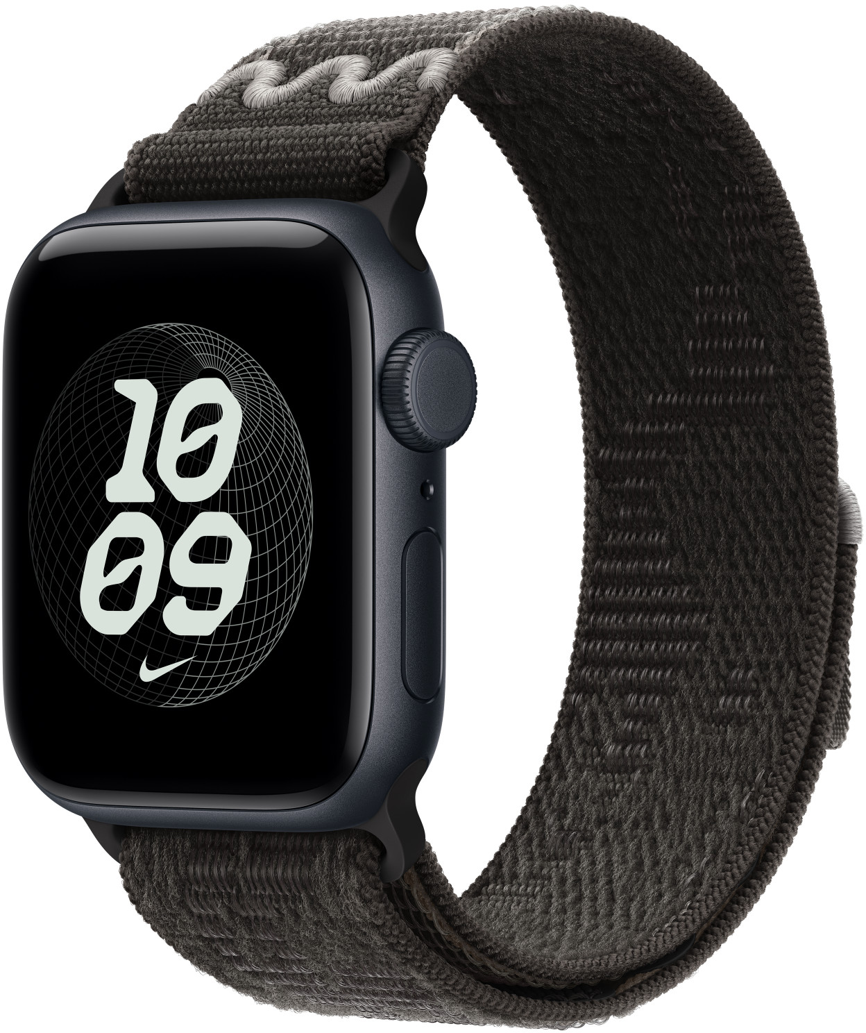 Fekete okosóra texturált sötétszürke szövegszíjjal, a képernyőn 10:09-es idő és fehér Nike logó látható.