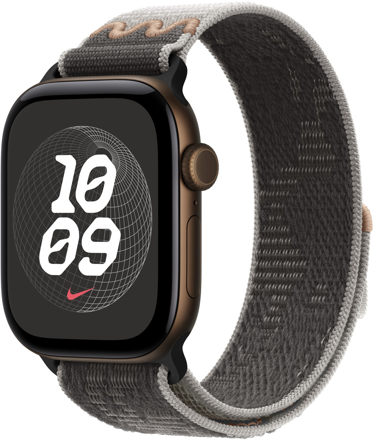 Egy barna óratokos és szürke szövetpántos okosóra a 10:09-es időt és egy Nike logót mutat.