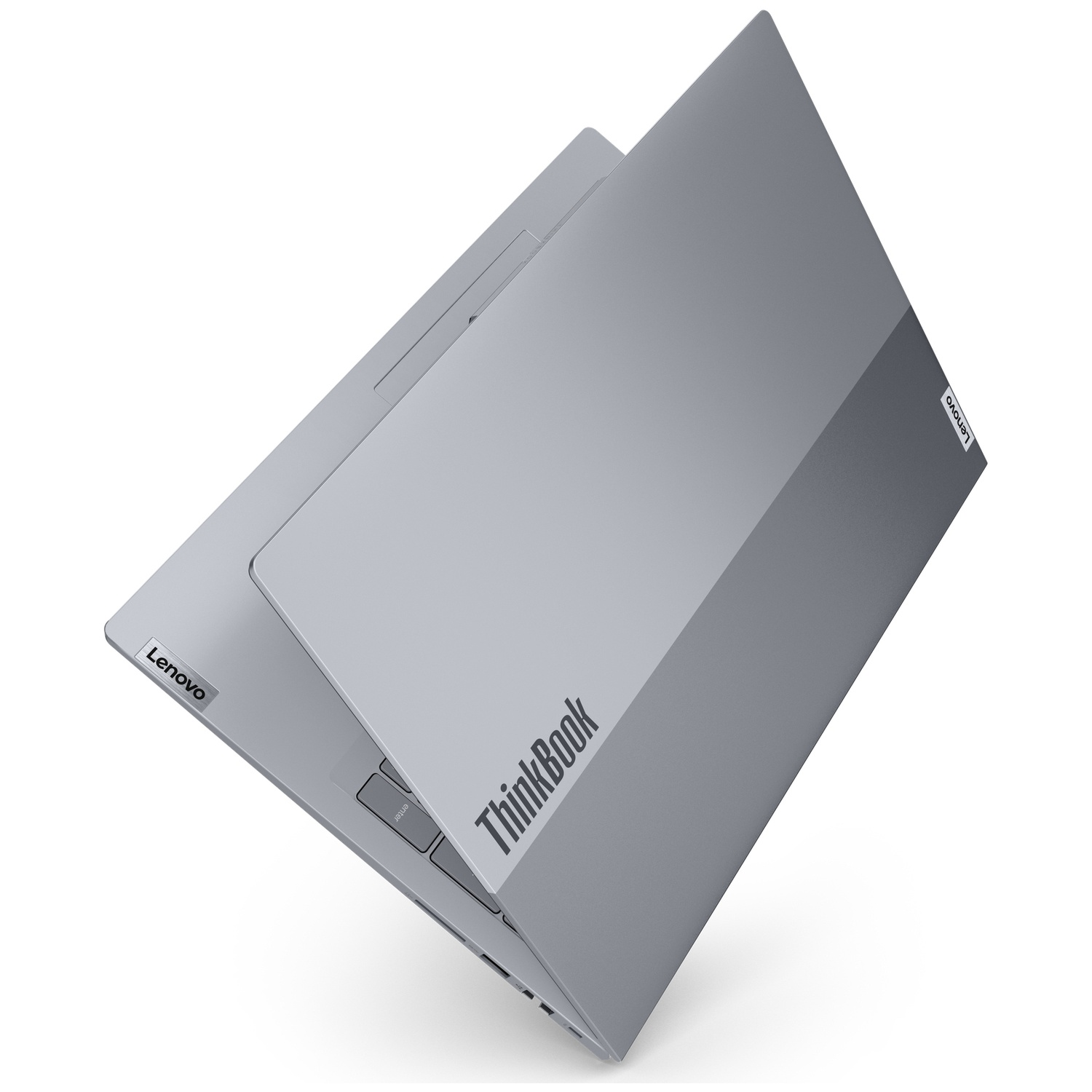 Een zilveren Lenovo ThinkBook laptop staat licht open op een witte achtergrond.