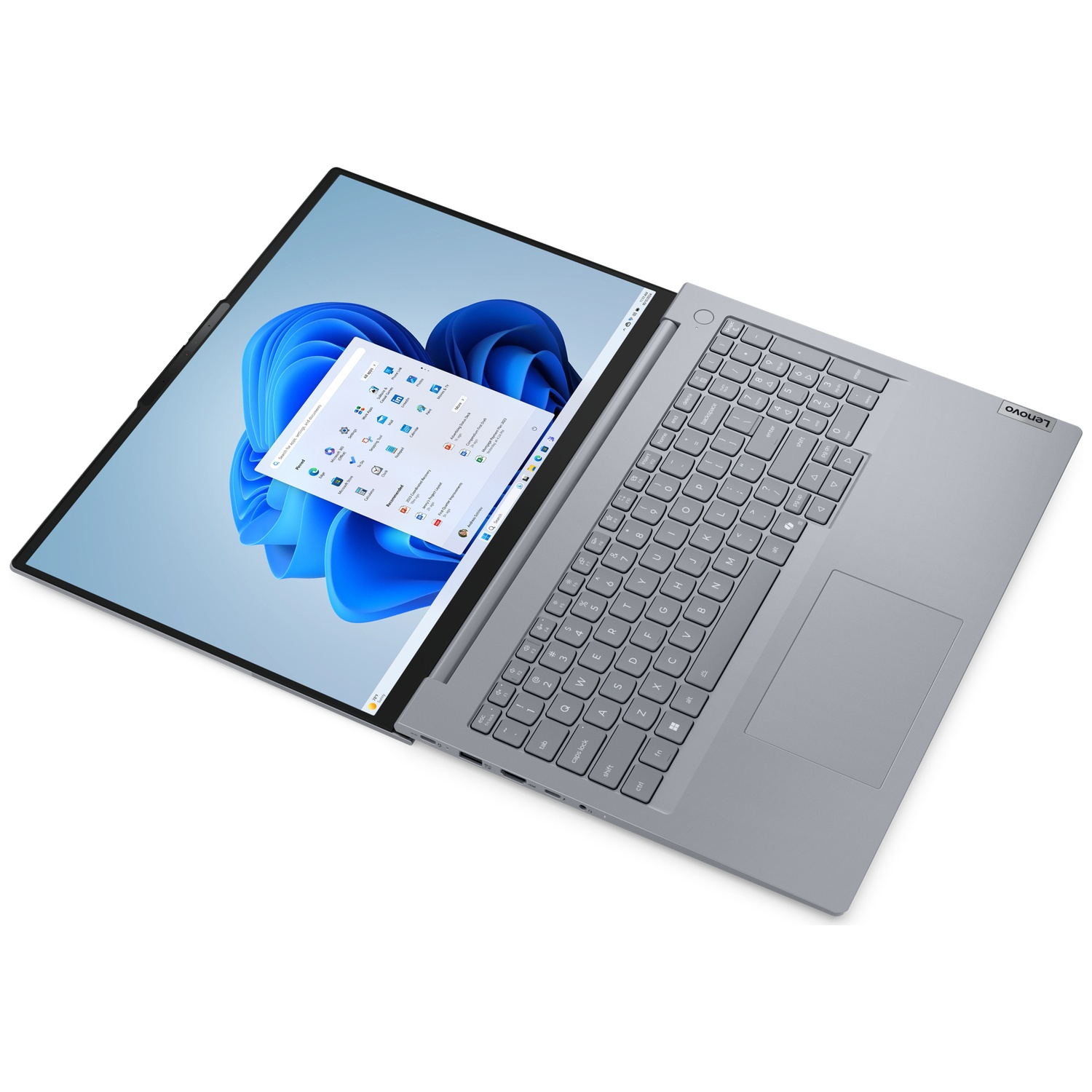 Een grijze Lenovo-laptop op een witte achtergrond met een blauw startmenu op het scherm.