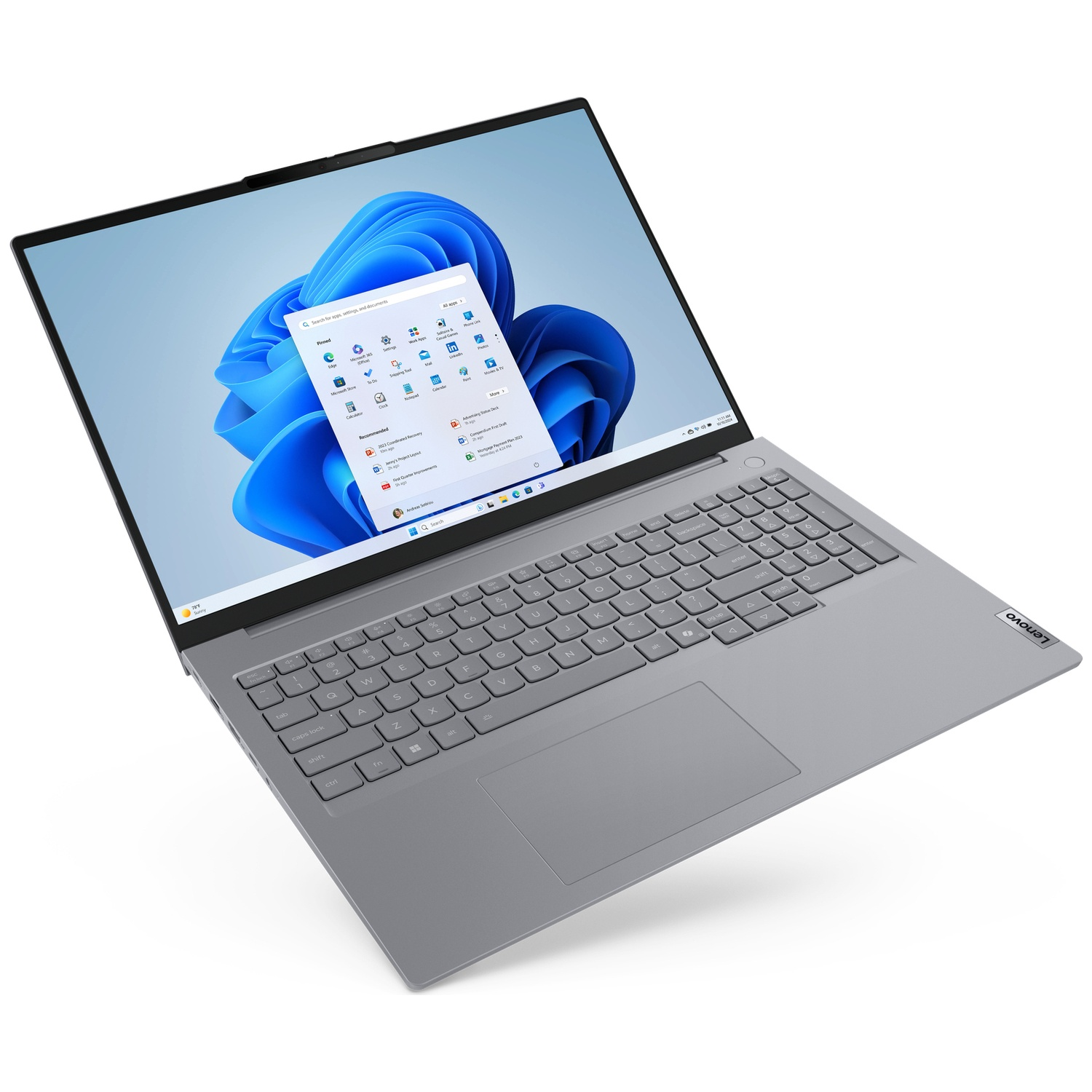 Een zilveren Lenovo-laptop op een witte achtergrond met het Windows 11 startmenu en een blauwe achtergrond.