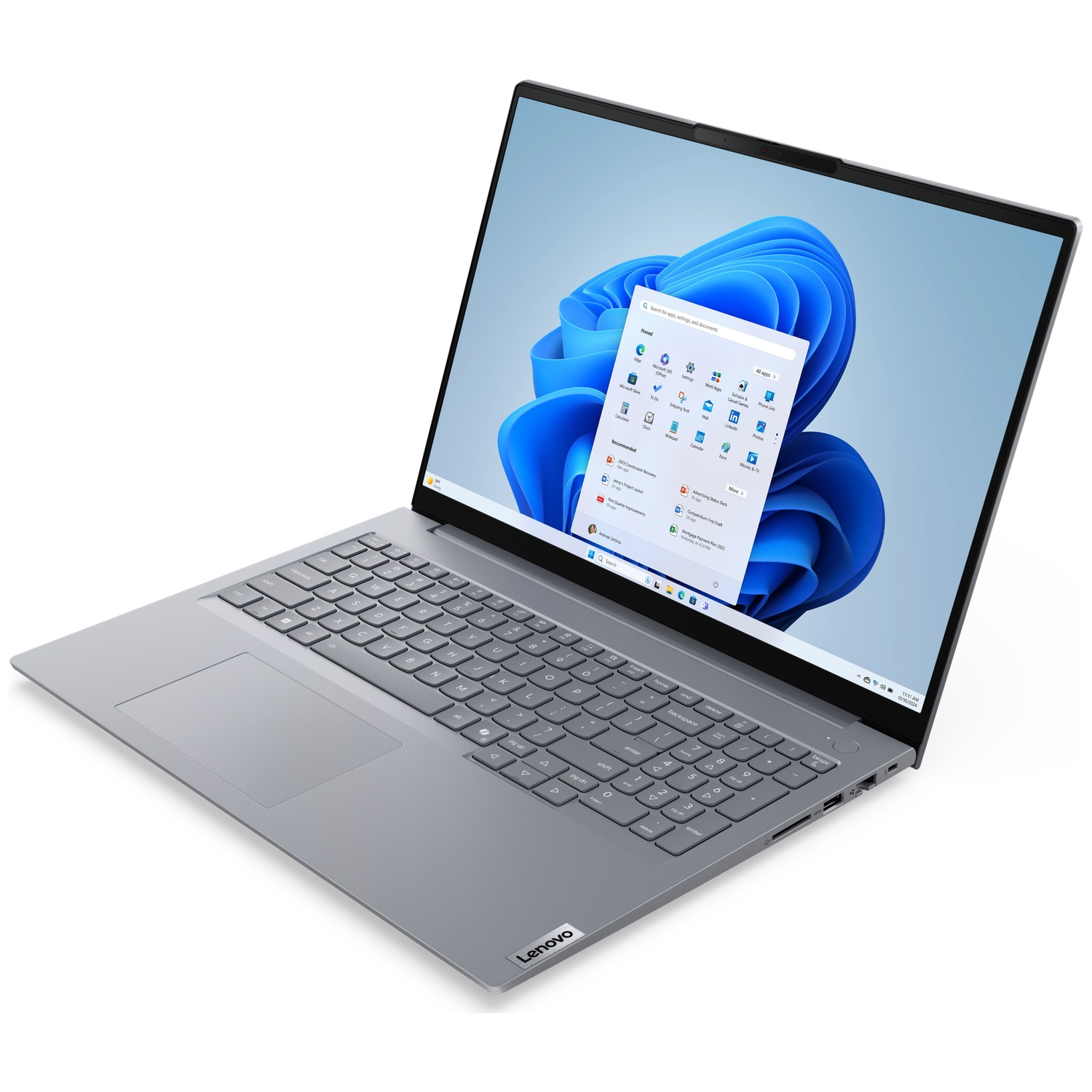 Een zilveren laptop op een witte achtergrond toont het Windows 11 startmenu met een blauw achtergrond.