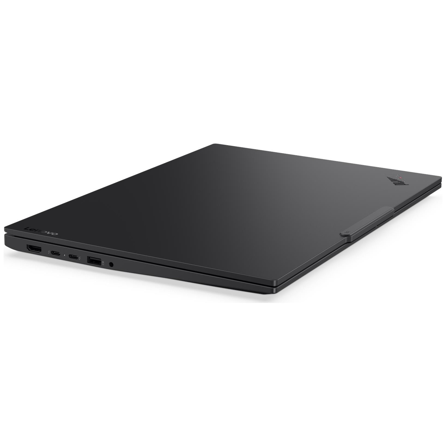 Een gesloten zwarte Lenovo-laptop op een witte achtergrond, schuin getoond.