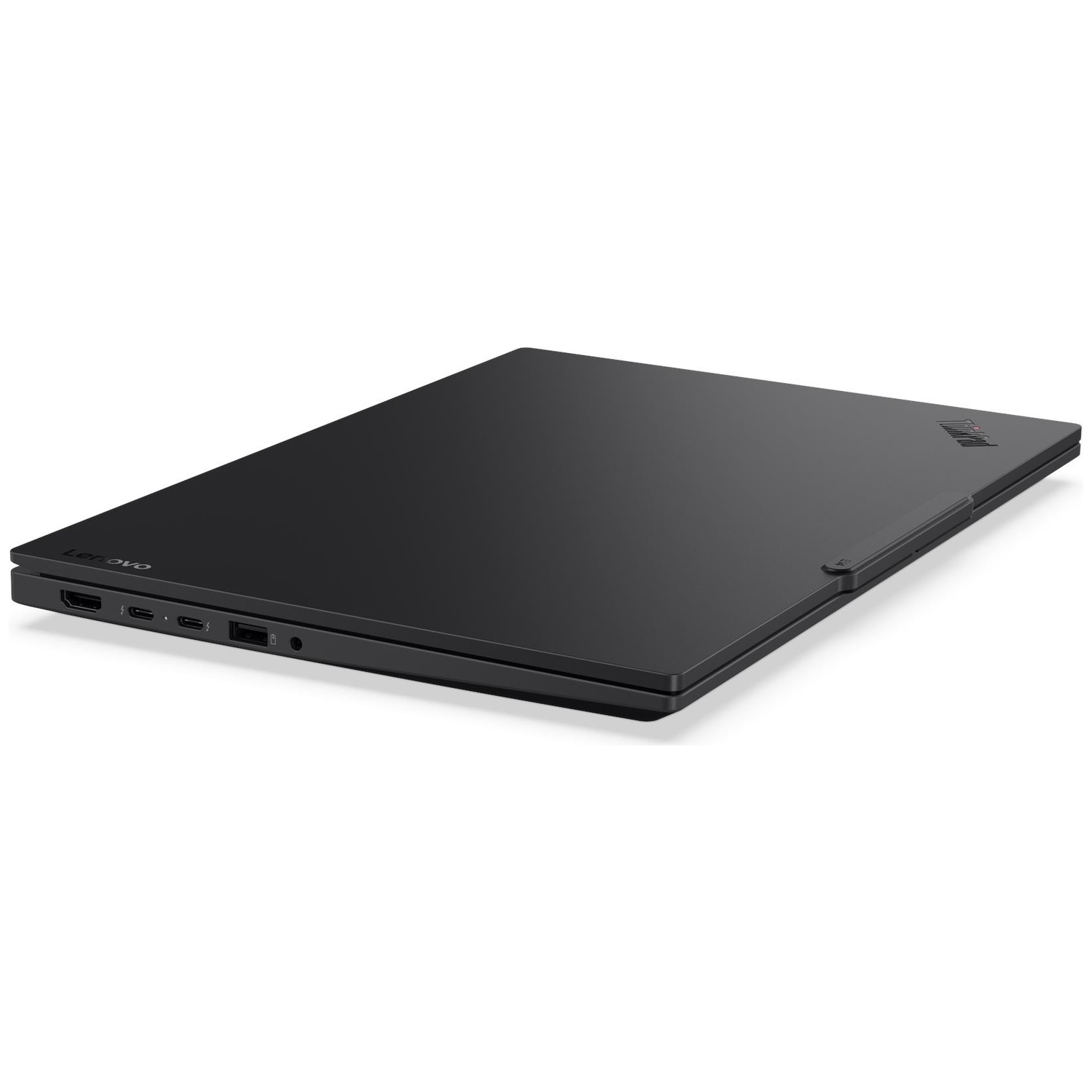Gesloten zwarte laptop van de zijkant op witte achtergrond met zichtbare poorten.