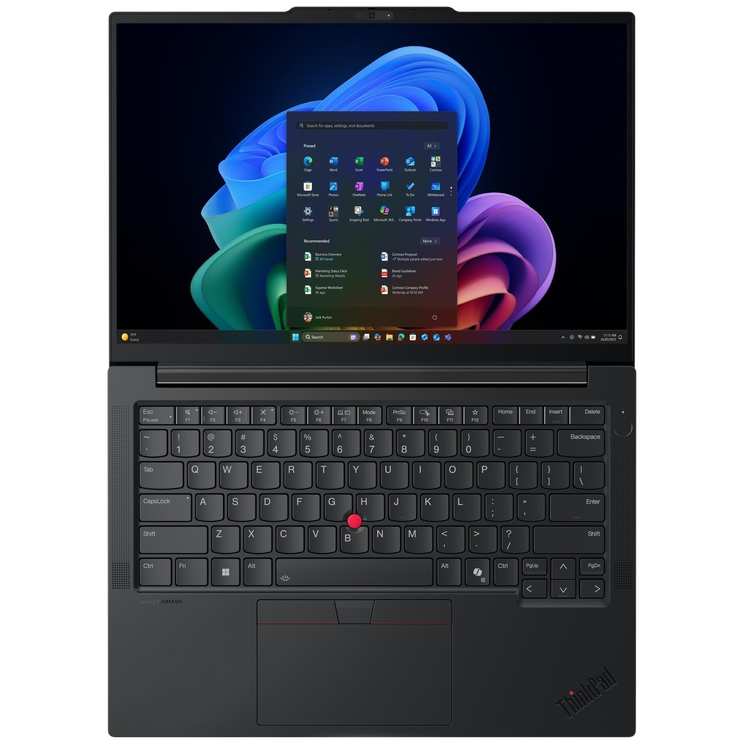 Een open zwarte ThinkPad-laptop toont het Windows 11-startmenu op het scherm en het toetsenbord.