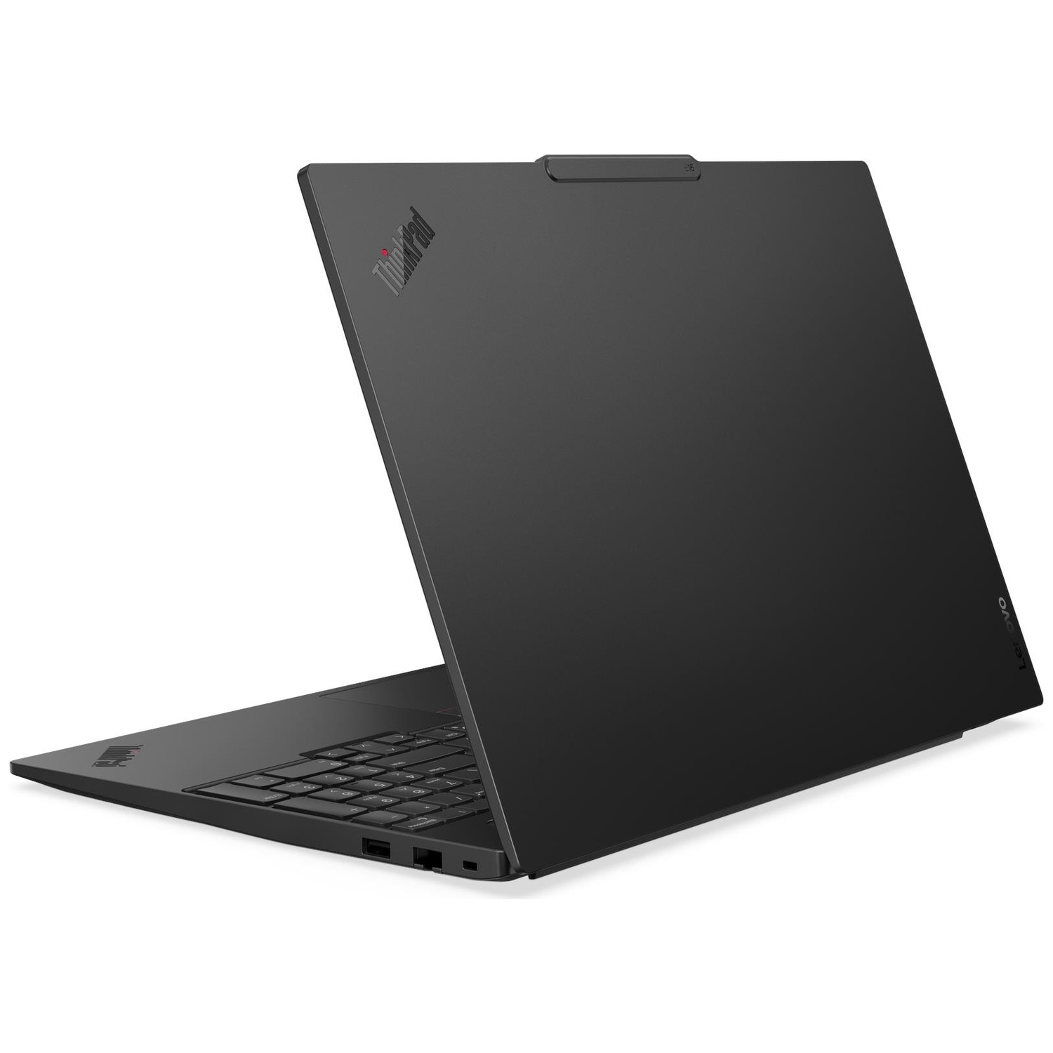 Een zwarte Lenovo ThinkPad laptop wordt licht geopend weergegeven op een wit oppervlak.