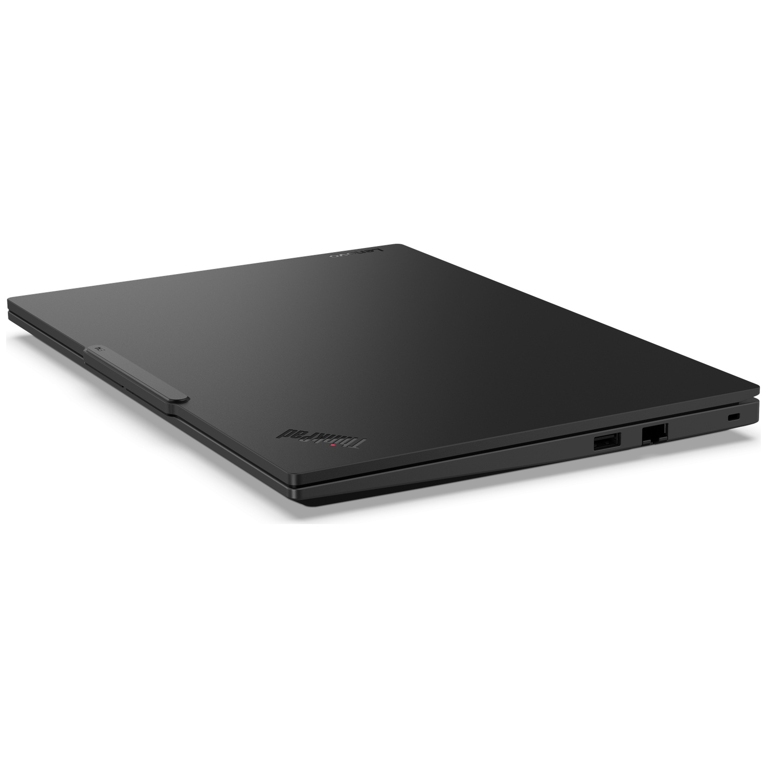 Een gesloten zwarte Lenovo ThinkPad laptop op een witte achtergrond, de poorten aan de zijkant zijn zichtbaar.