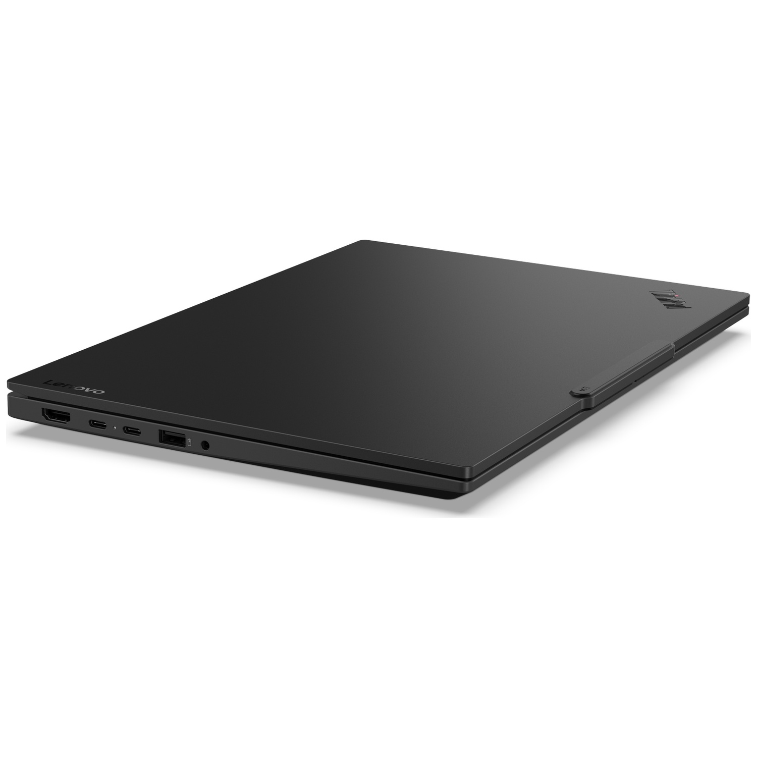 Een gesloten zwarte Lenovo-laptop met poorten aan de linkerkant tegen een witte achtergrond.