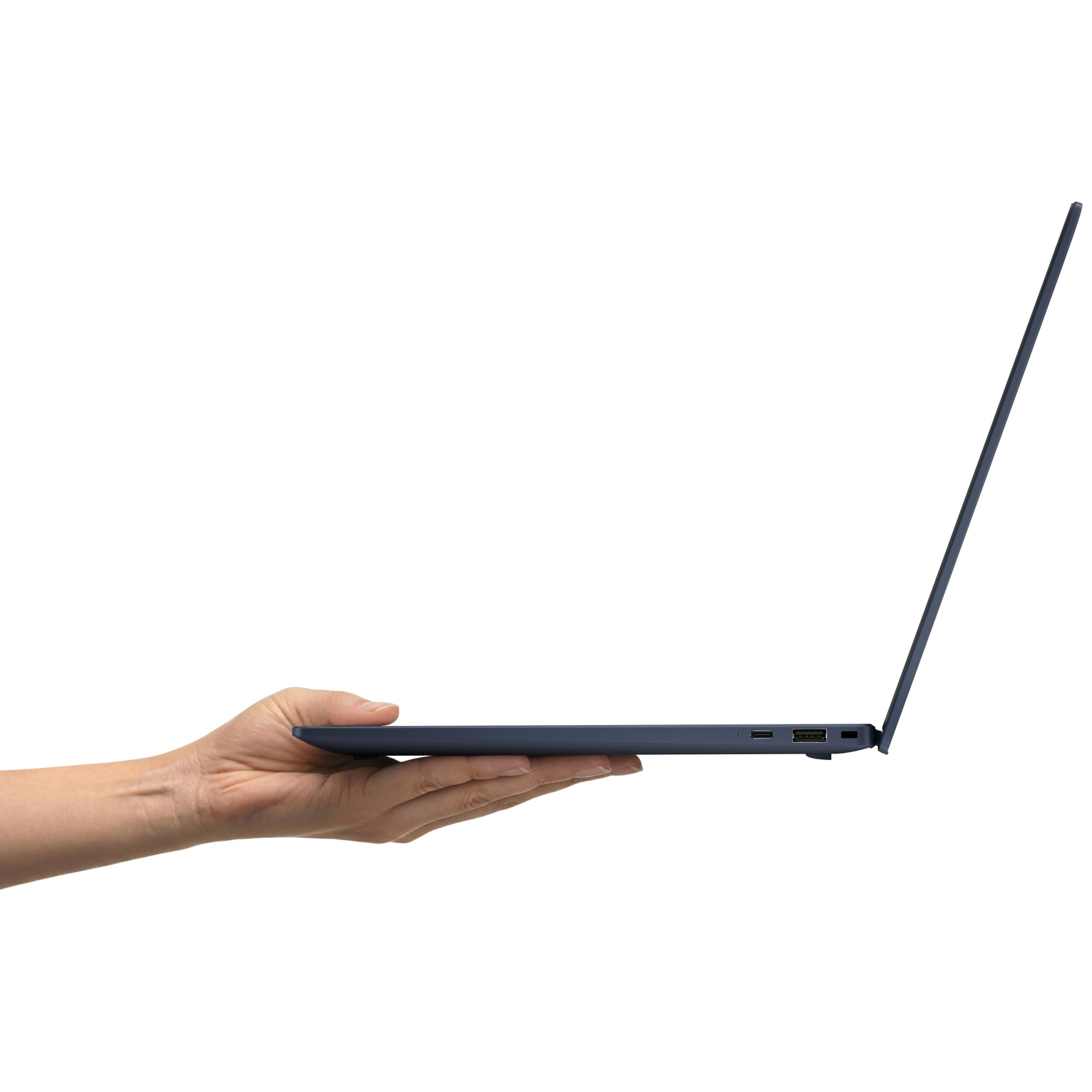 Een hand houdt een slanke, blauwe laptop van de zijkant vast tegen een witte achtergrond.