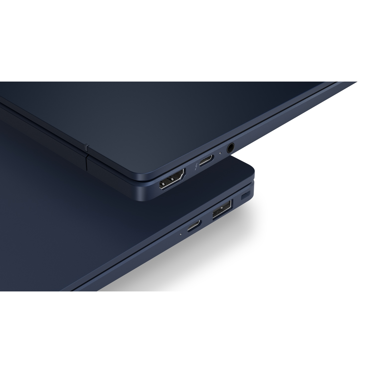 Zijaanzicht van twee donkerblauwe laptops met verschillende poorten op een wit oppervlak.