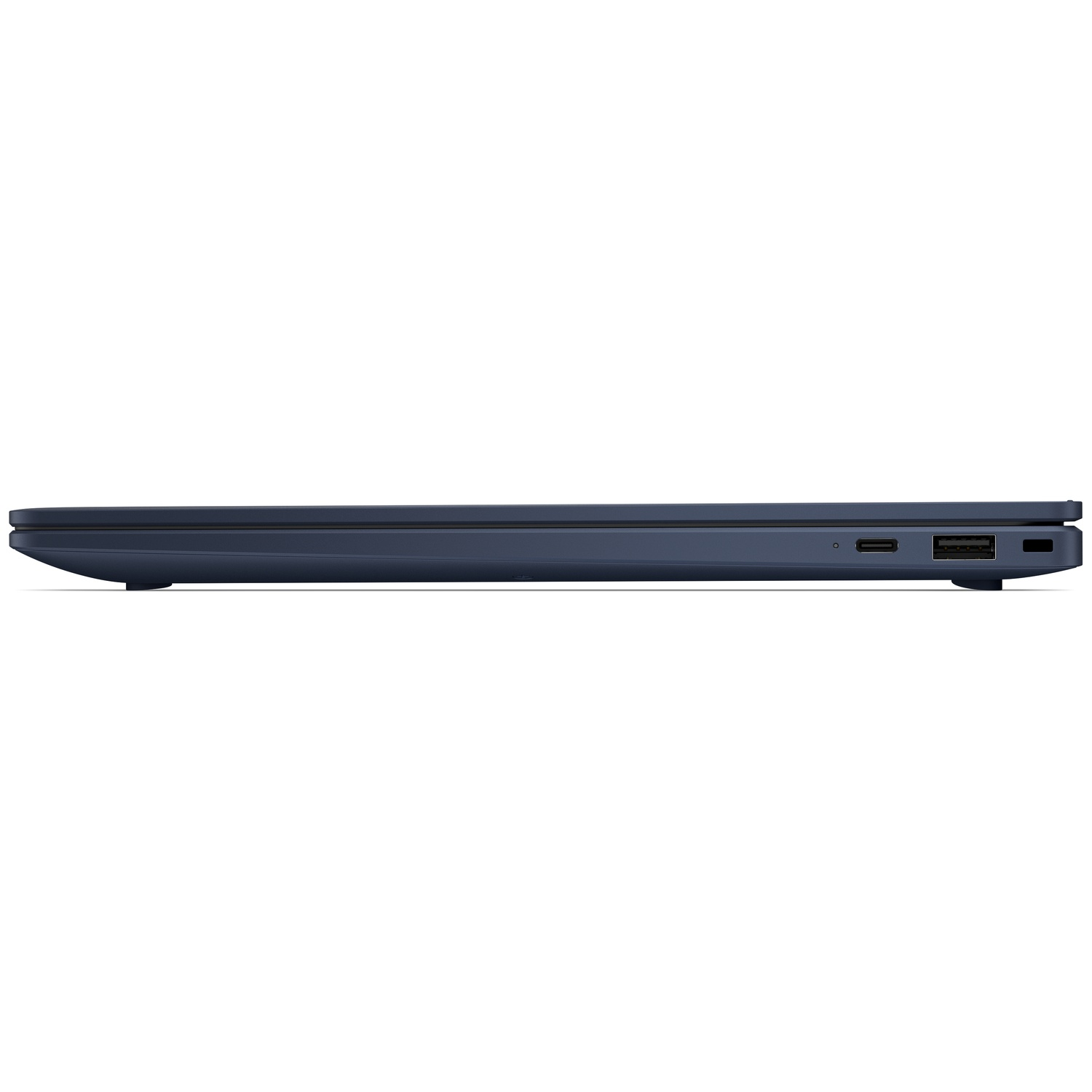 Zijaanzicht van een gesloten blauwe laptop op een witte achtergrond met zichtbare USB-poorten.