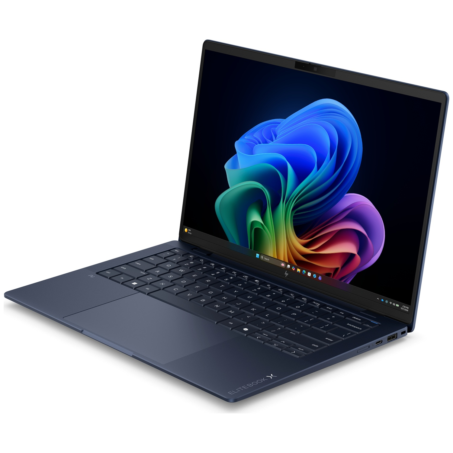 Een blauwe laptop met een kleurrijke, abstracte bloem als achtergrond op het open scherm, gezien vanuit een hoek.
