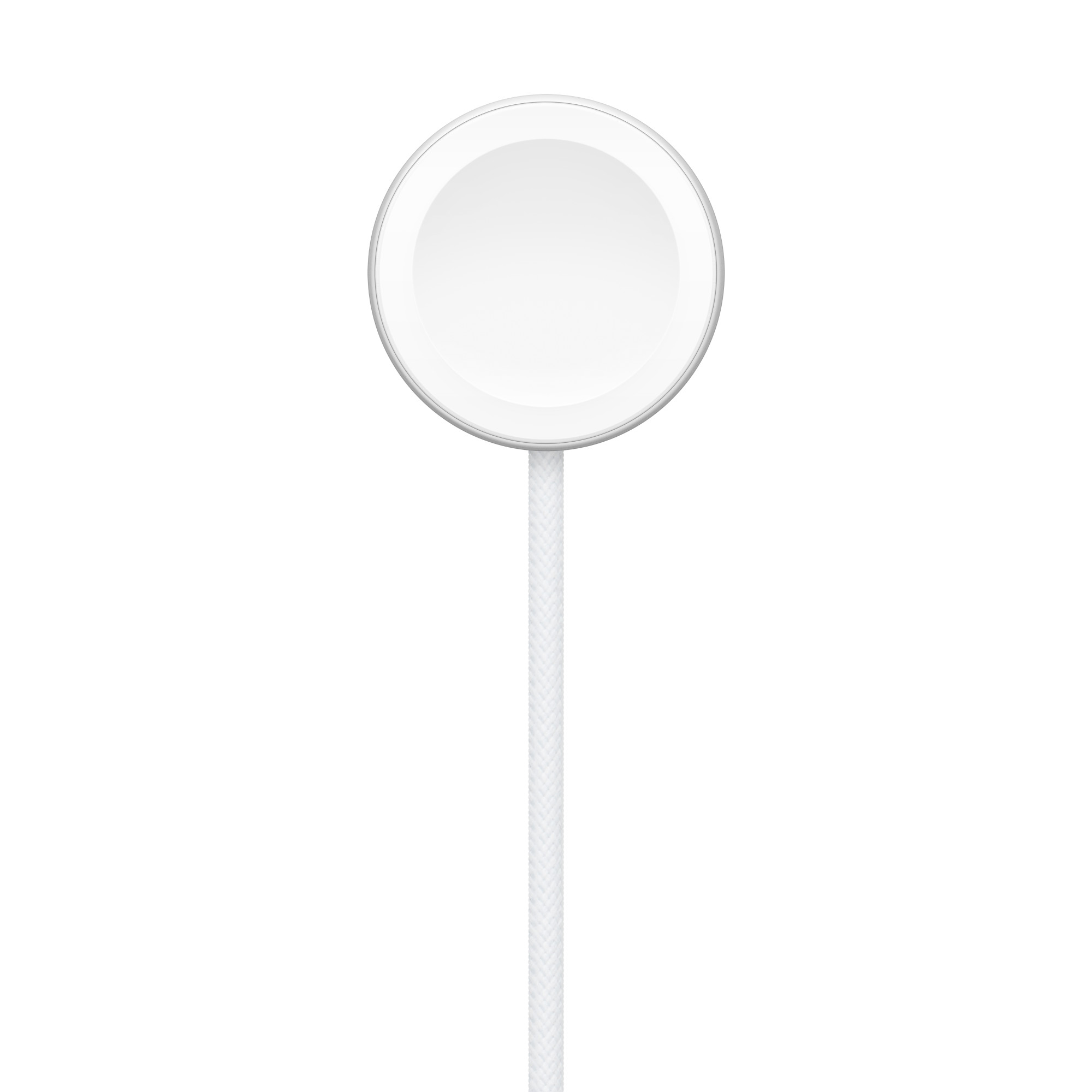 Egy fehér, kerek Apple Watch töltő egy hozzá csatlakoztatott fehér fonott kábellel, sima fehér háttér előtt.