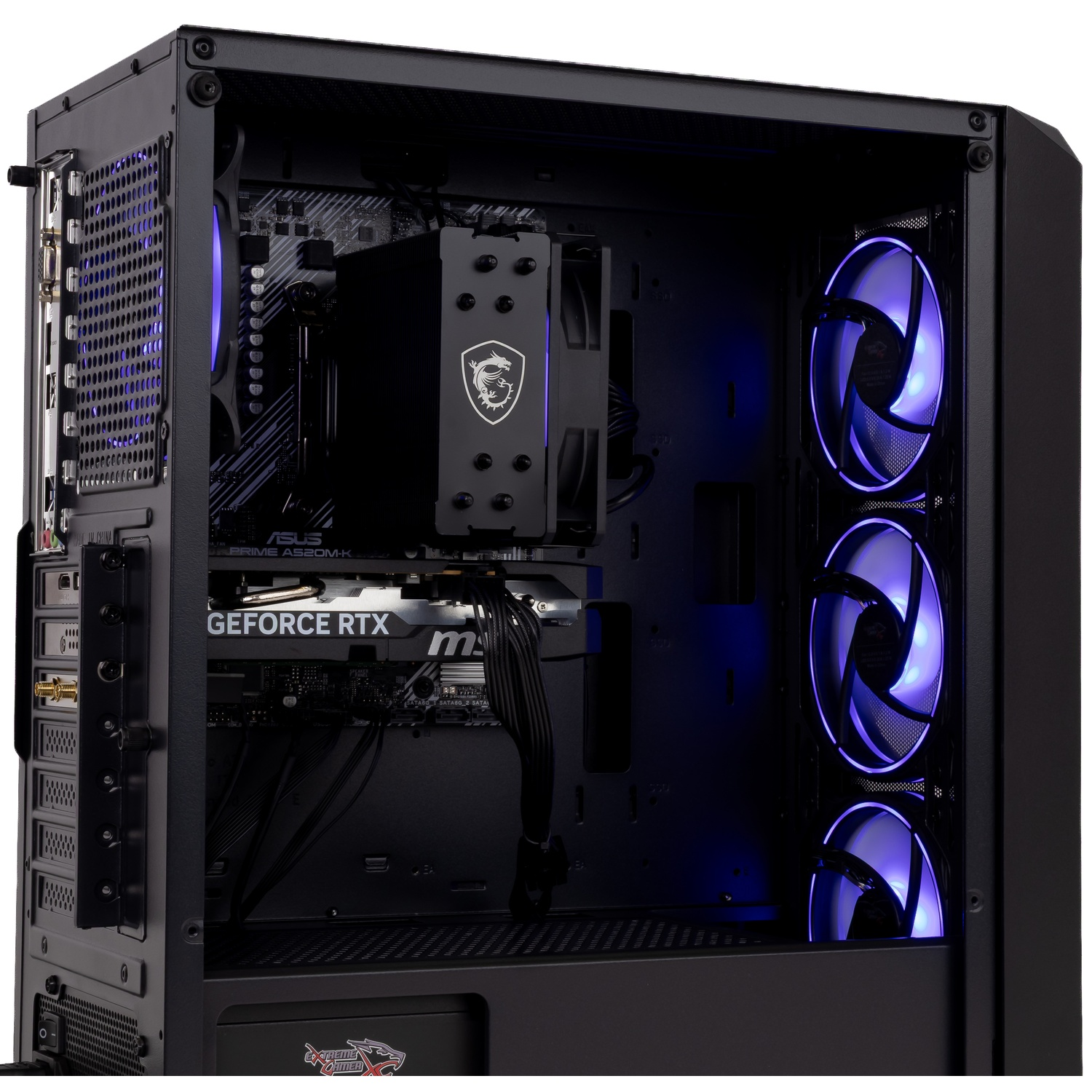 Un PC de jeu ouvert avec des ventilateurs bleus illuminés, une carte graphique MSI et un radiateur CPU noir.