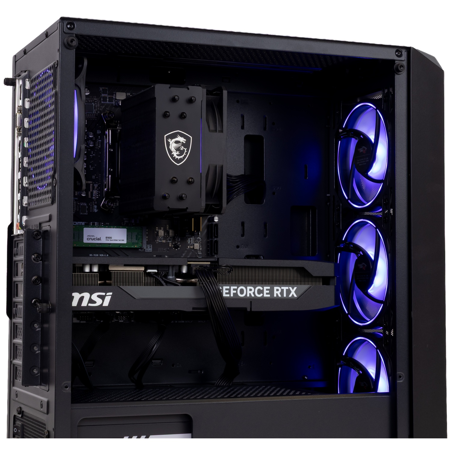 Binnenkant van een pc-kast met MSI-logo, videokaart en blauw oplichtende ventilatoren.