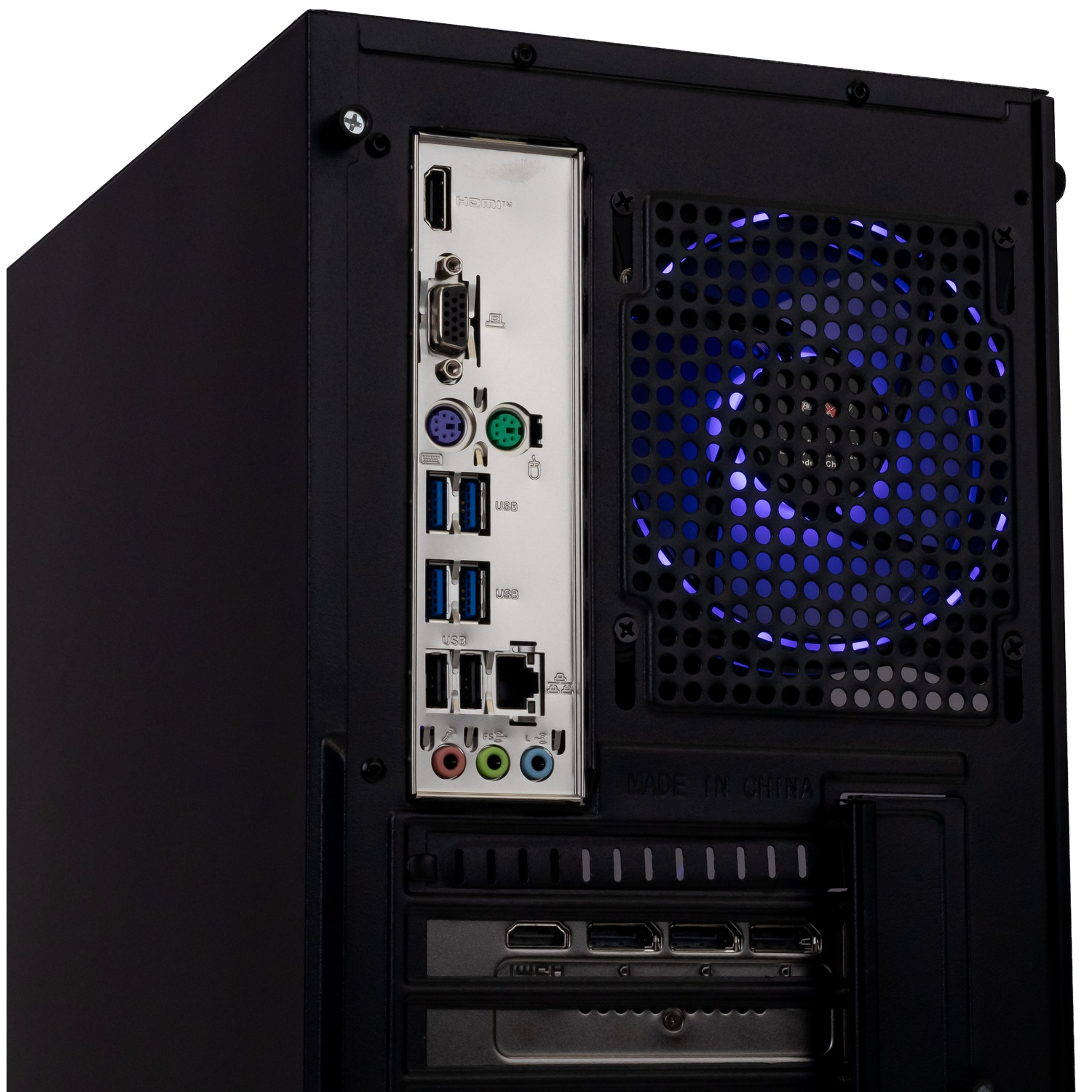 Achteraanzicht van een computerkast met I/O-poorten en een blauwe LED-ventilator.