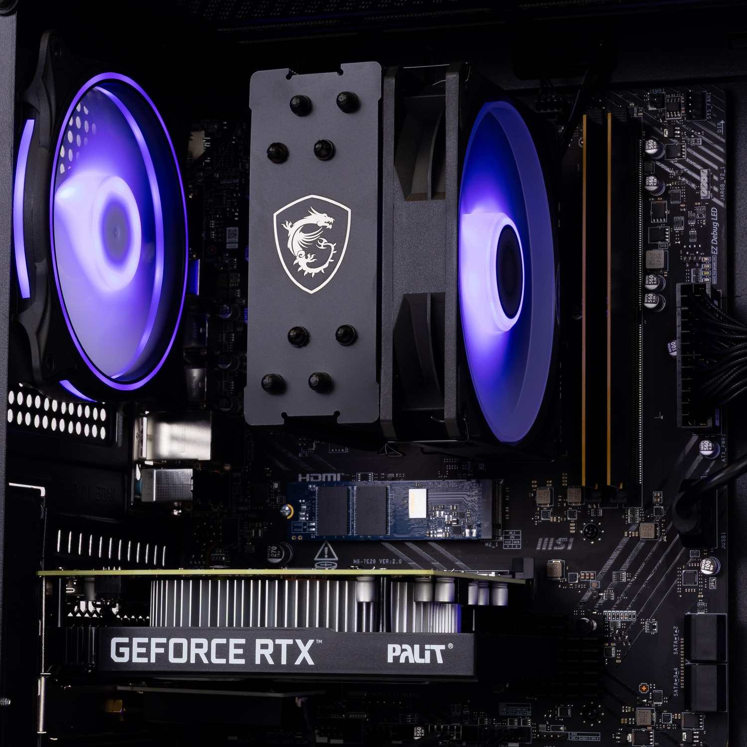 Binnenkant van een PC met verlichte ventilatoren, CPU-koeler en videokaart.